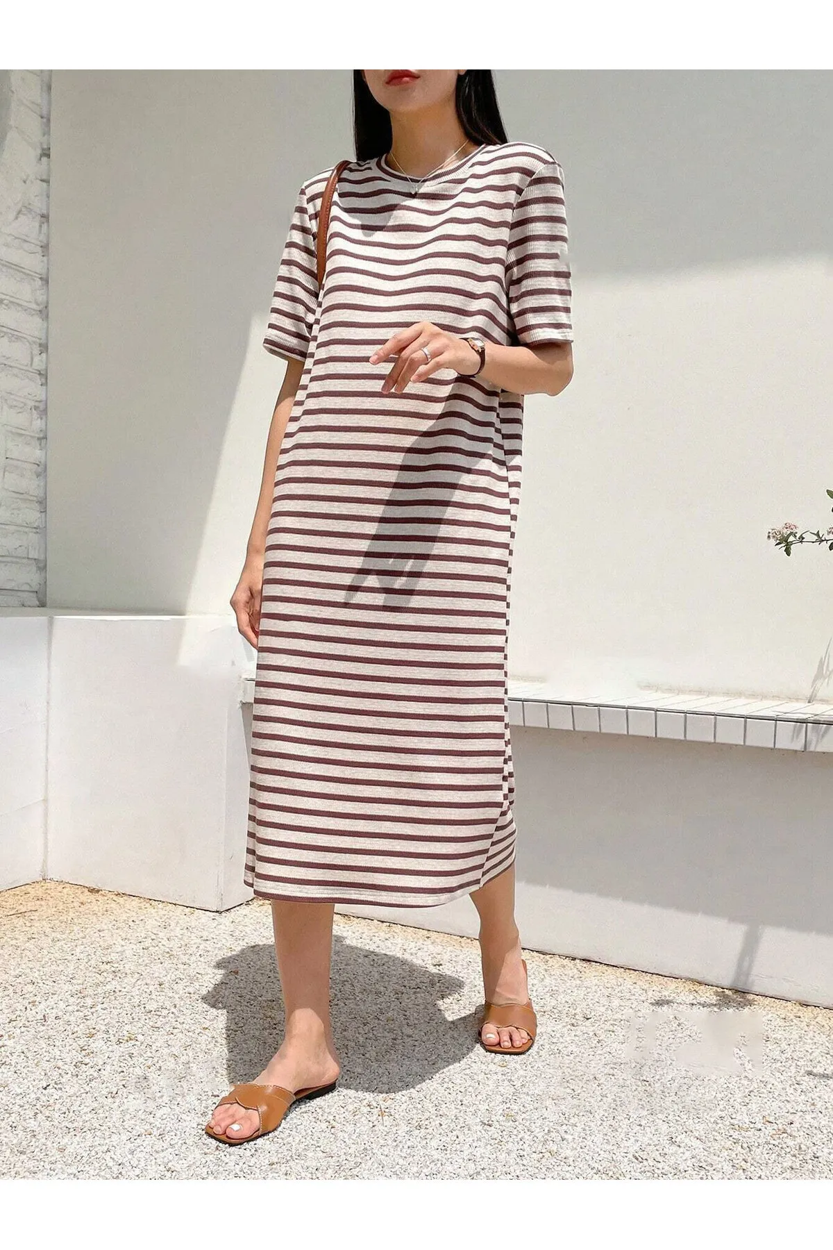Know  Weißes, zimtfarbenes Seersucker-Kleid mit Streifenmuster