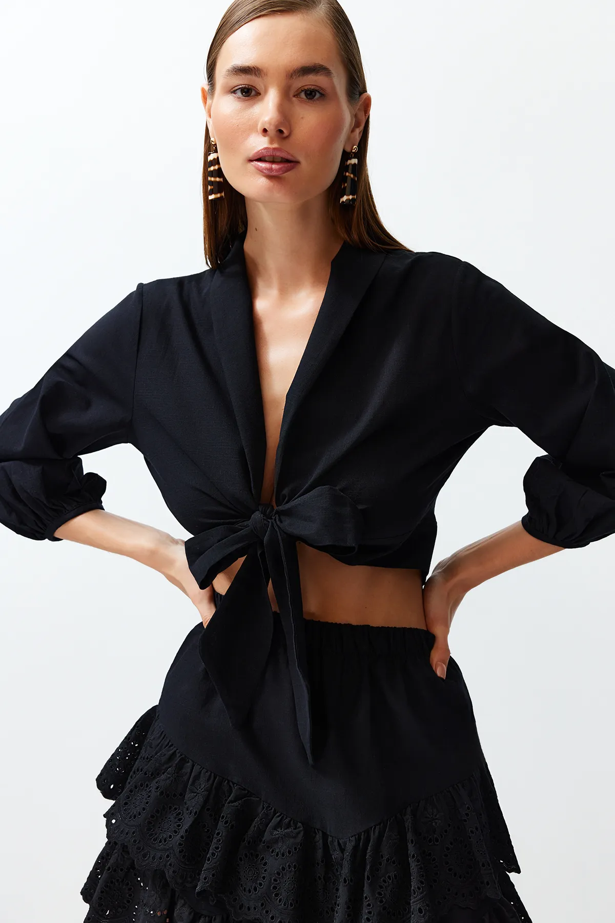 Trendyol Collection  Weiße Crop-Webbluse zum Binden aus 100 % Baumwolle TBESS24BZ00006
