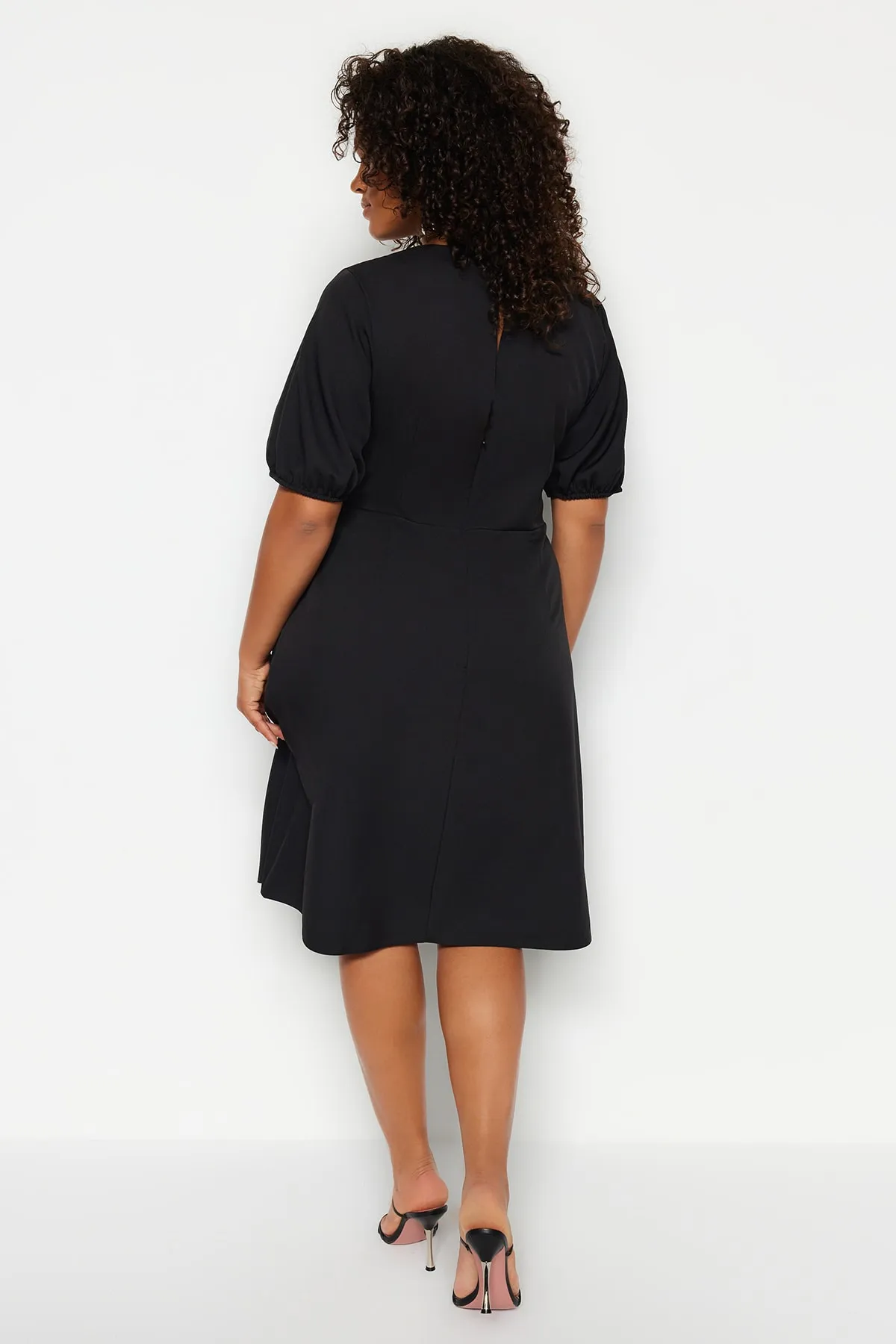 Trendyol Curve  Schwarzes, geknöpftes, gewebtes Kleid mit Schlitz und detailliertem Schnitt TBSSS23AH00257