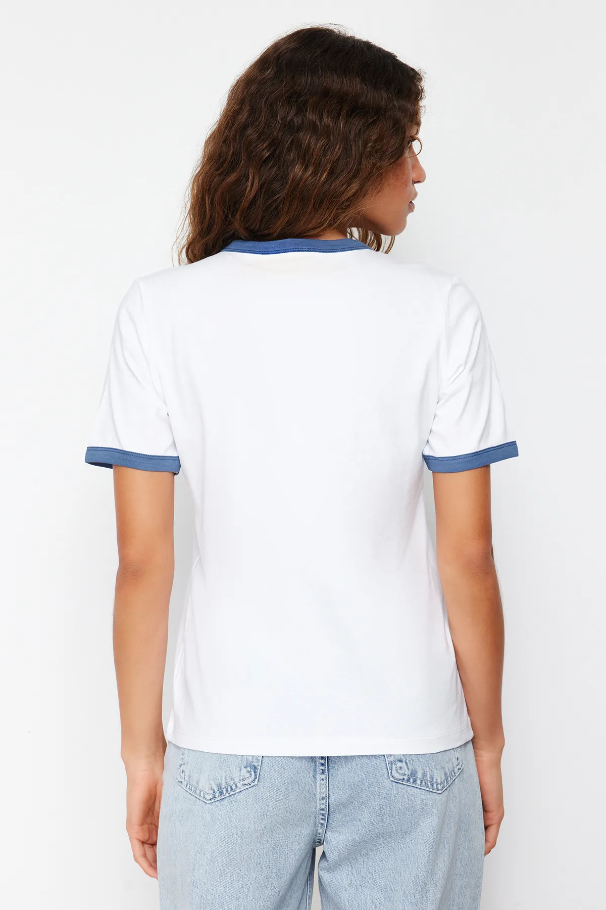 Trendyol Collection  Ecrufarbenes Strick-T-Shirt aus 100 % Baumwolle mit bestickten Kontrastpaspeln TWOSS24TS00037