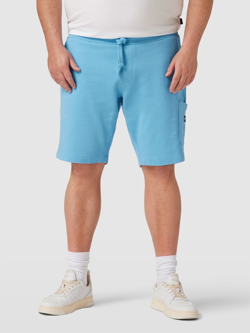 PLUS SIZE Sweatshorts mit Label-Patch in hellblau