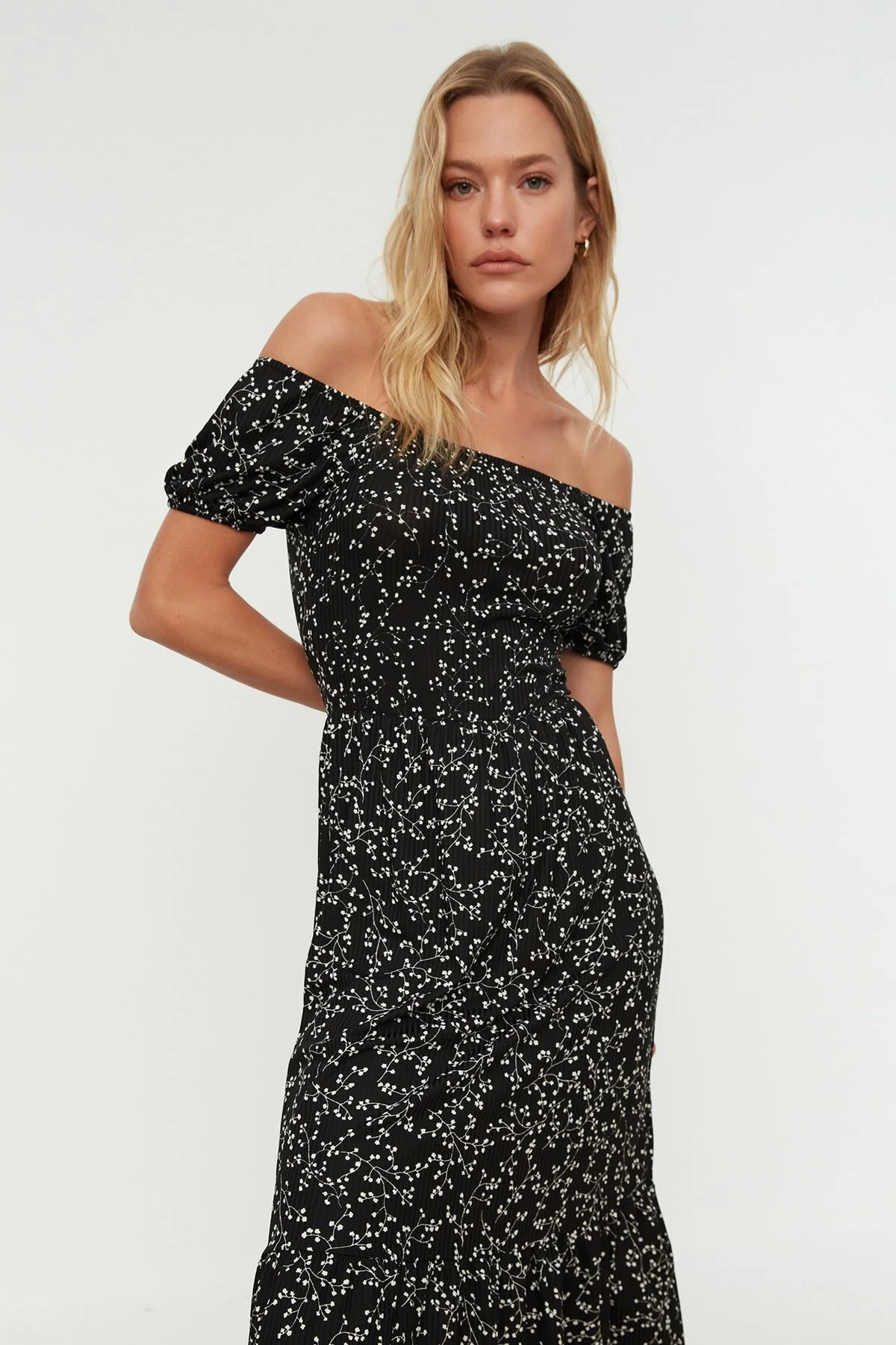 Trendyol Collection  Schwarzes Cord-Strickkleid mit Carmenkragen und Print