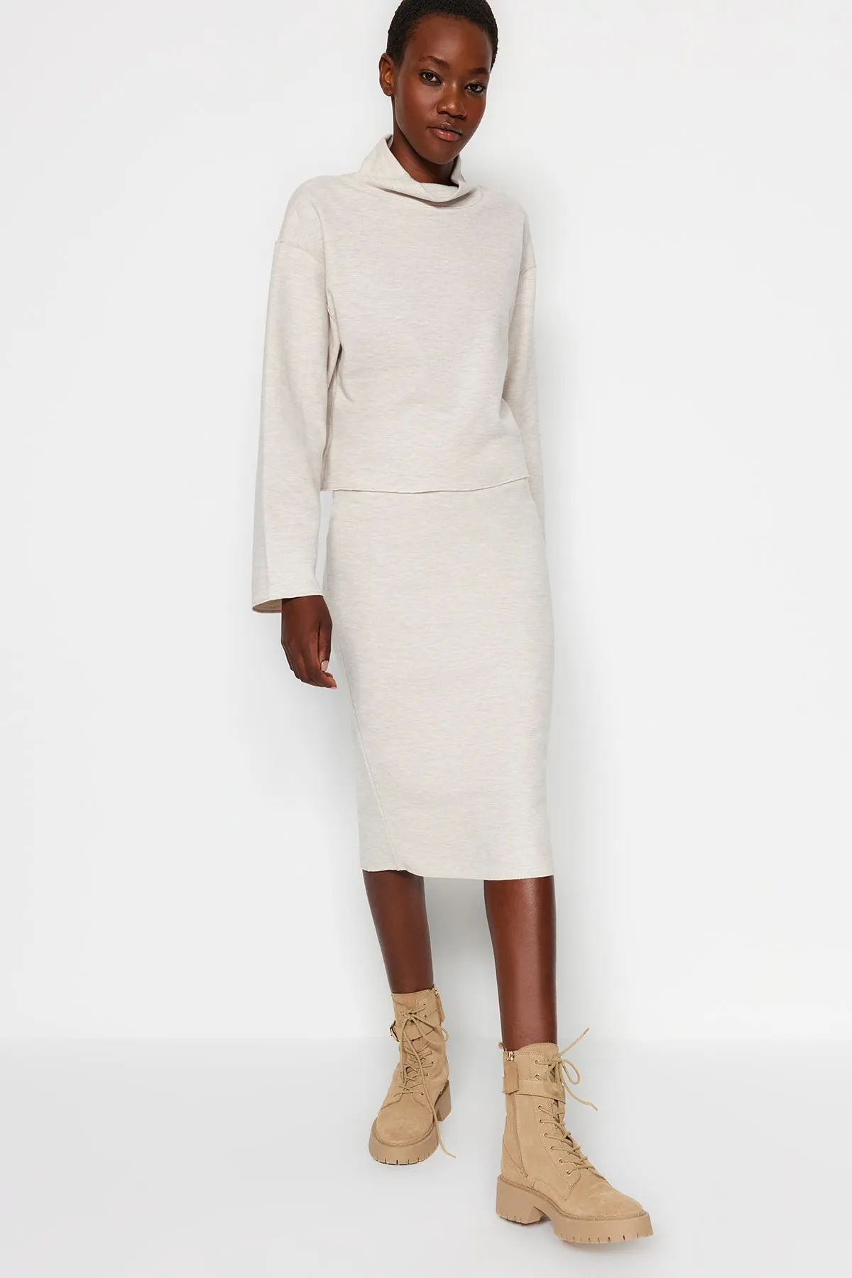 Trendyol Collection  Beigefarbener Midi-Bleistift-Strickrock Thessaloniki/Strickoptik mit normaler Taille TWOAW24ET00030