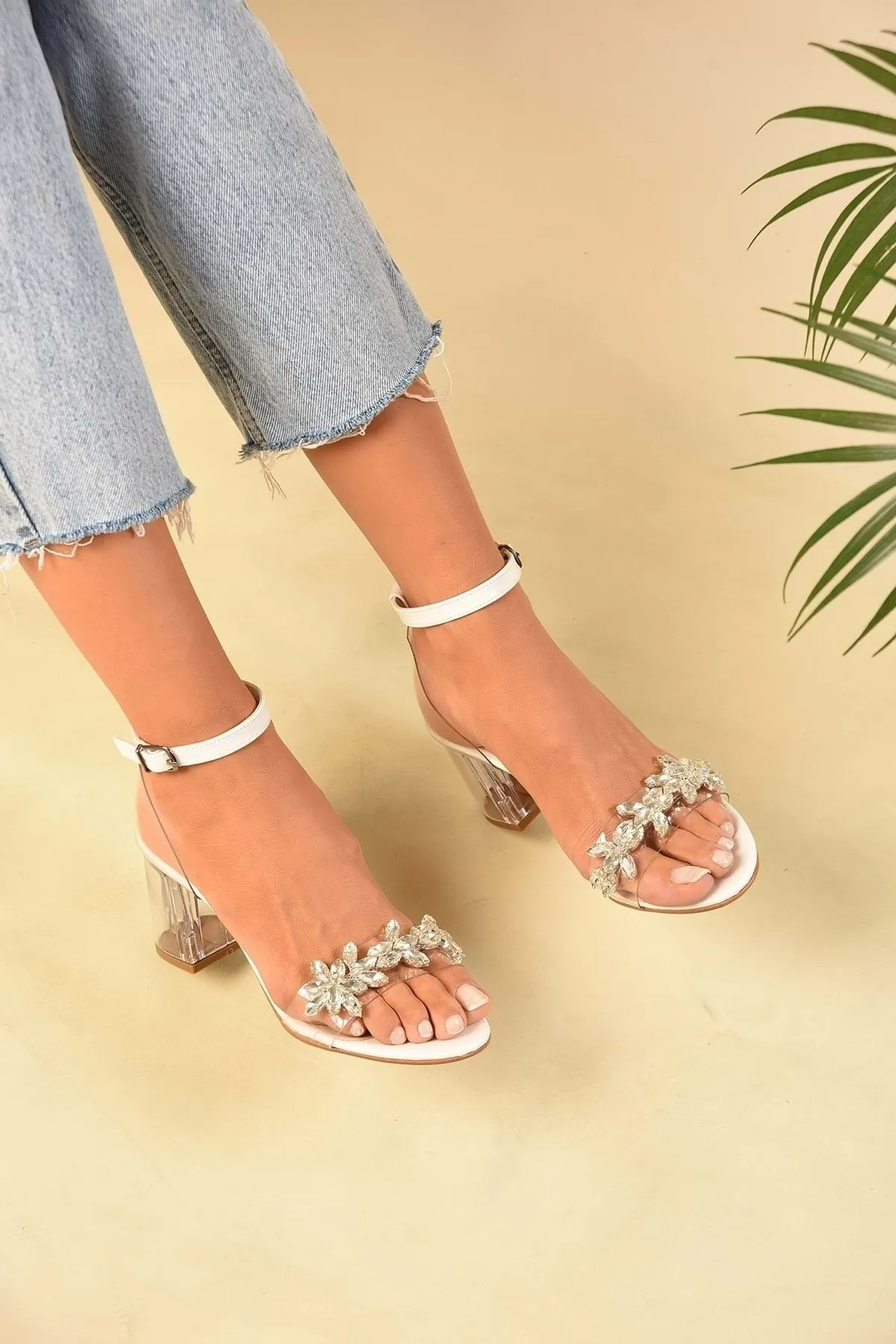 Shoeberry  Damen-Schuhe Maggie White mit transparentem Steinabsatz und einem Riemen
