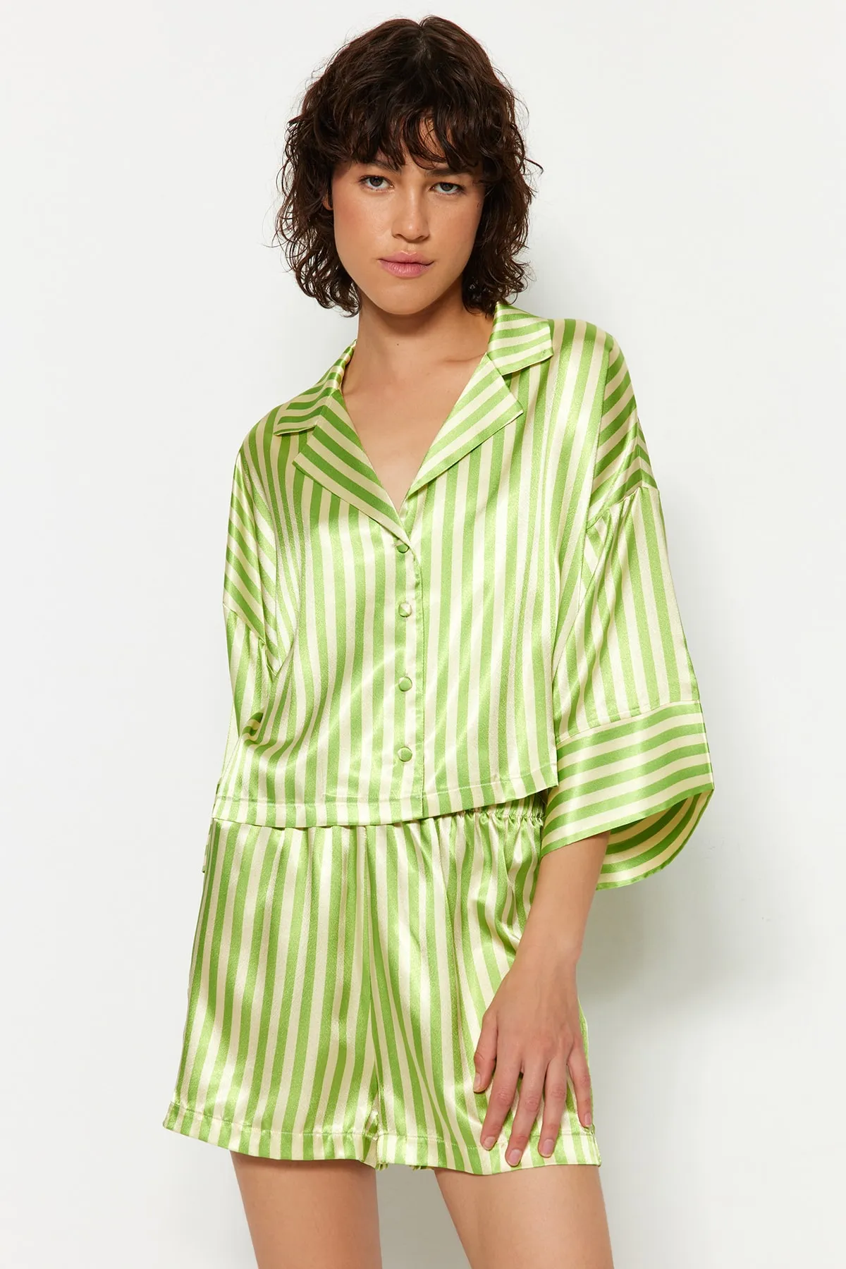 Trendyol Collection  Mehrfarbig-grün gestreiftes Hemd-Shorts-Pyjama-Set aus gewebtem Satin THMSS23PT00052