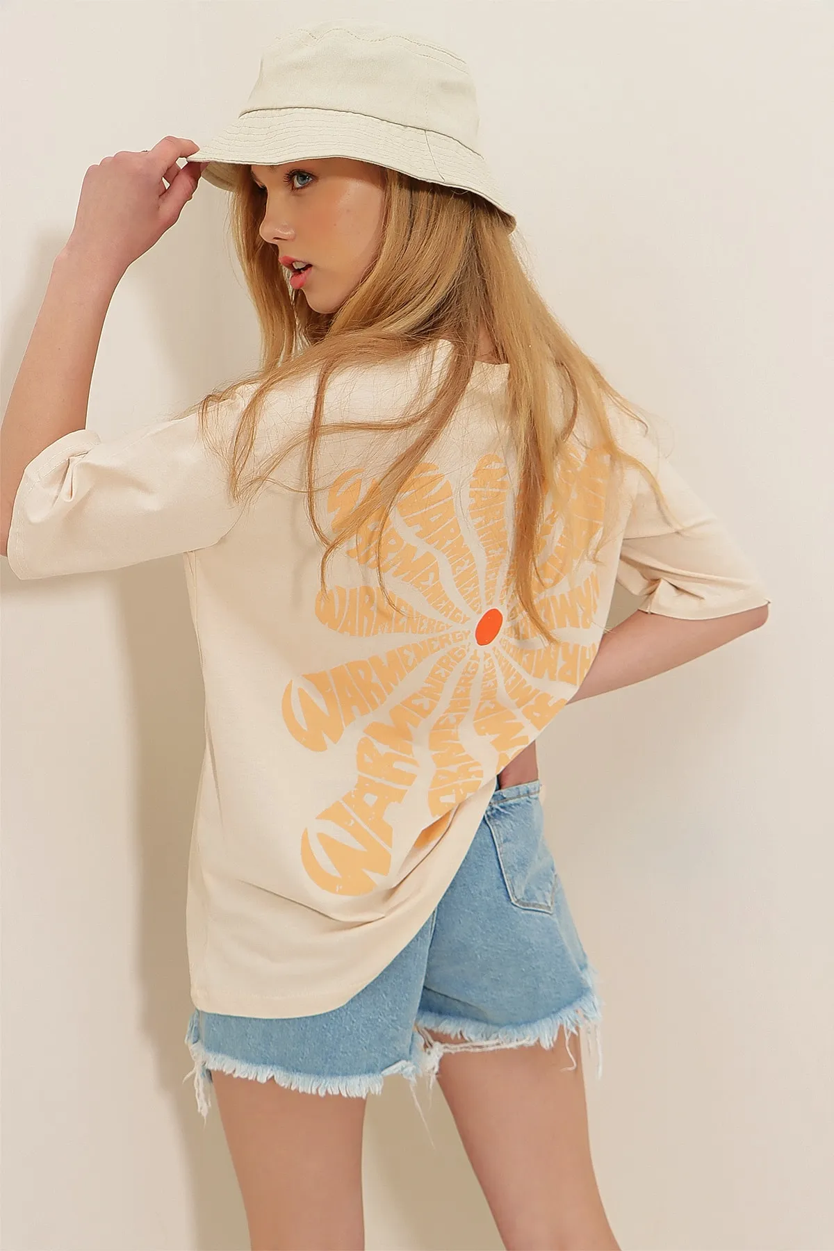 Trend Alaçatı Stili  Beigefarbenes Oversize-T-Shirt aus 100 % Baumwolle mit Rundhalsausschnitt vorne und hinten und Flockdruck für Damen ALC-X7978
