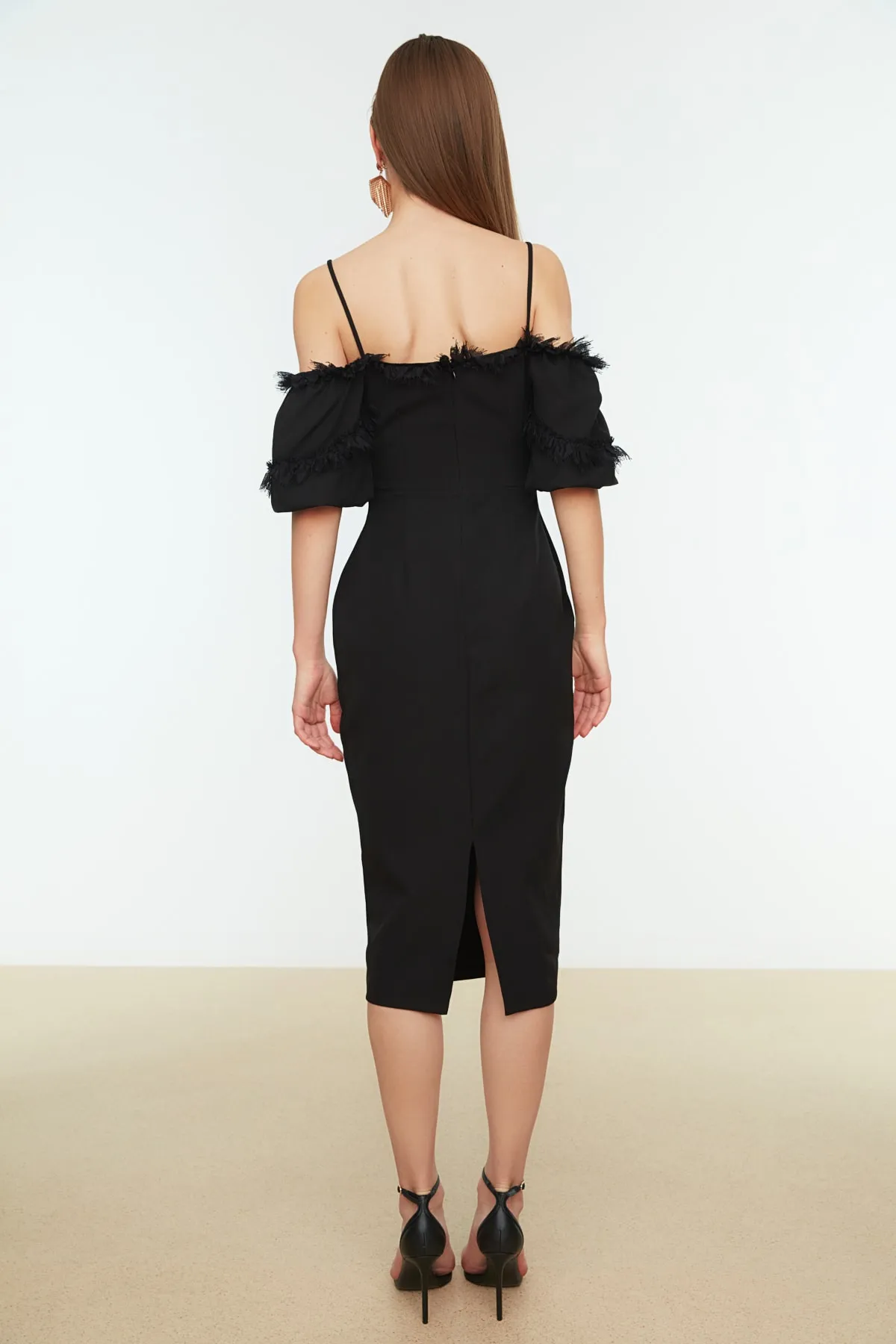 Trendyol Collection  Elegantes Abendkleid mit schwarzen Spitzendetails TPRSS20EL0015