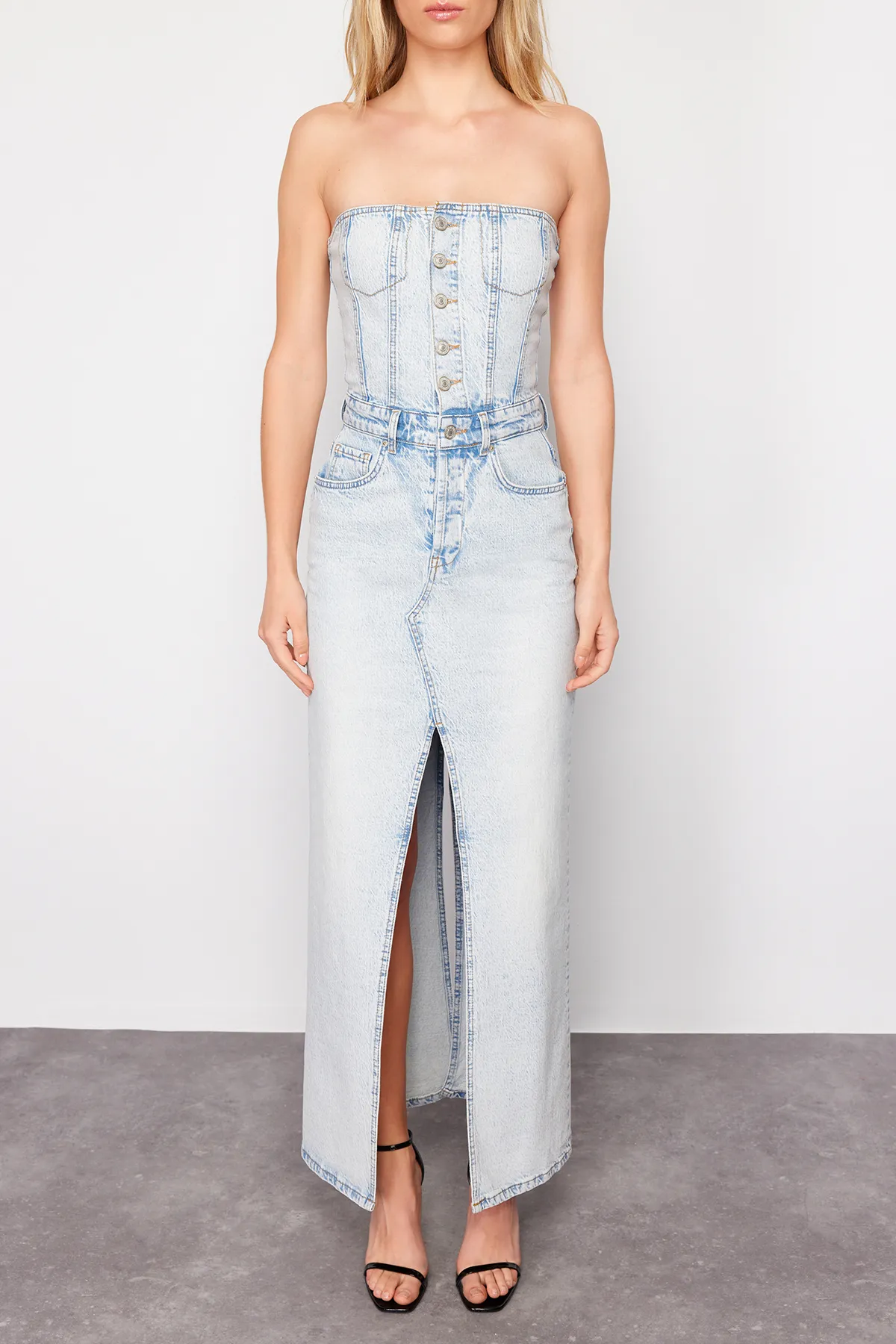Trendyol Collection  Hellblaues, trägerloses Maxi-Jeanskleid mit Schlitz TWOSS24EL00141