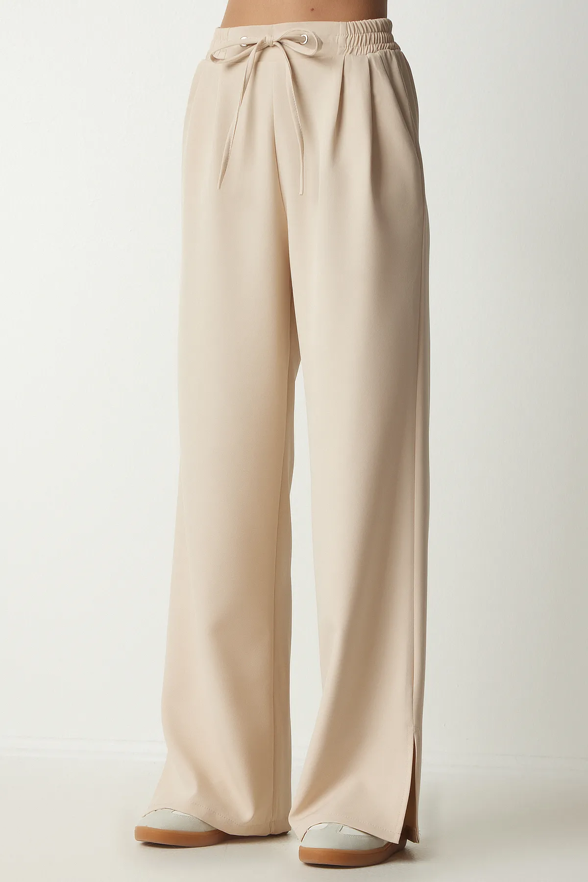 Happiness İstanbul  Cremefarbene Damen-Trainingshose mit plissiertem Schlitz DW00002