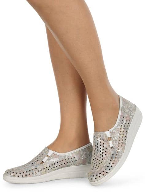 Slipper mit sommerlich luftigen Durchbrüchen