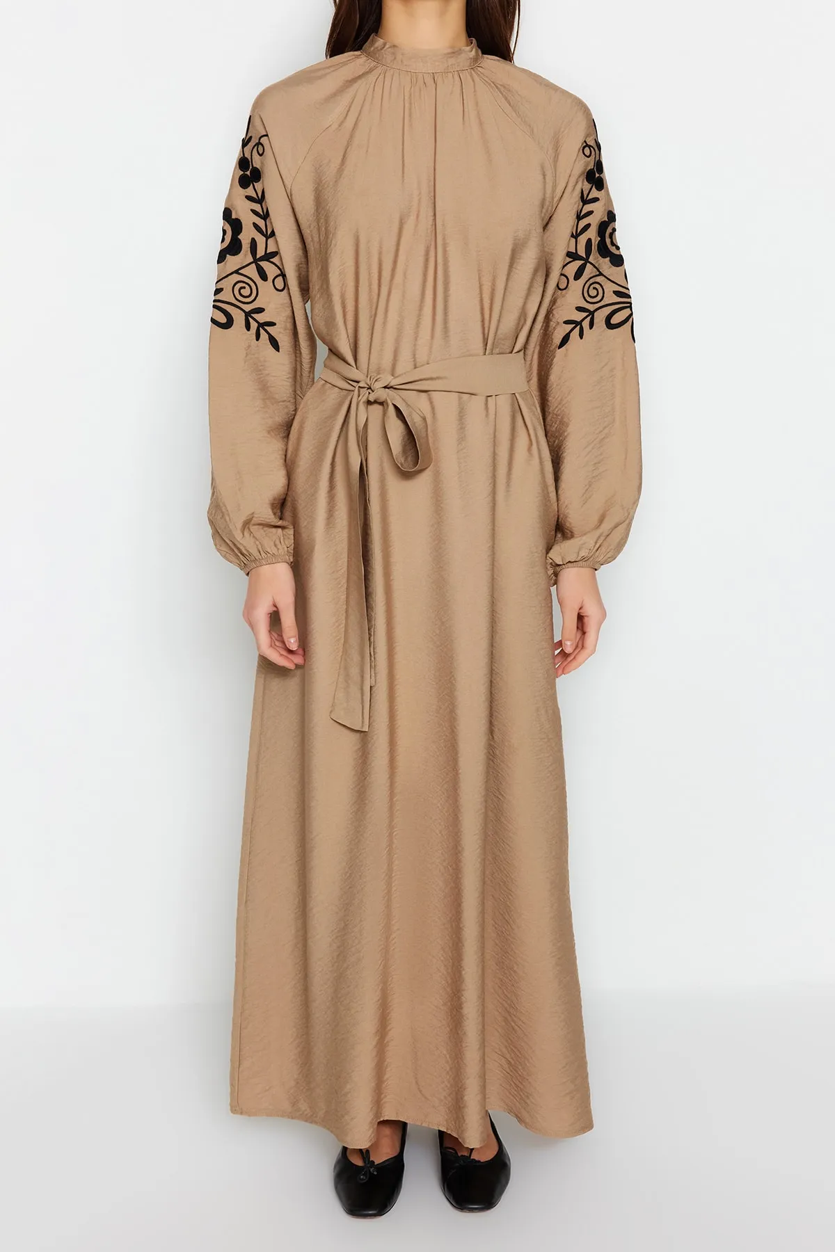 Trendyol Modest  Beigefarbenes Kleid mit Gürtelstickerei, weitem Schnitt und gewebter Leinenoptik TCTSS23EB00224