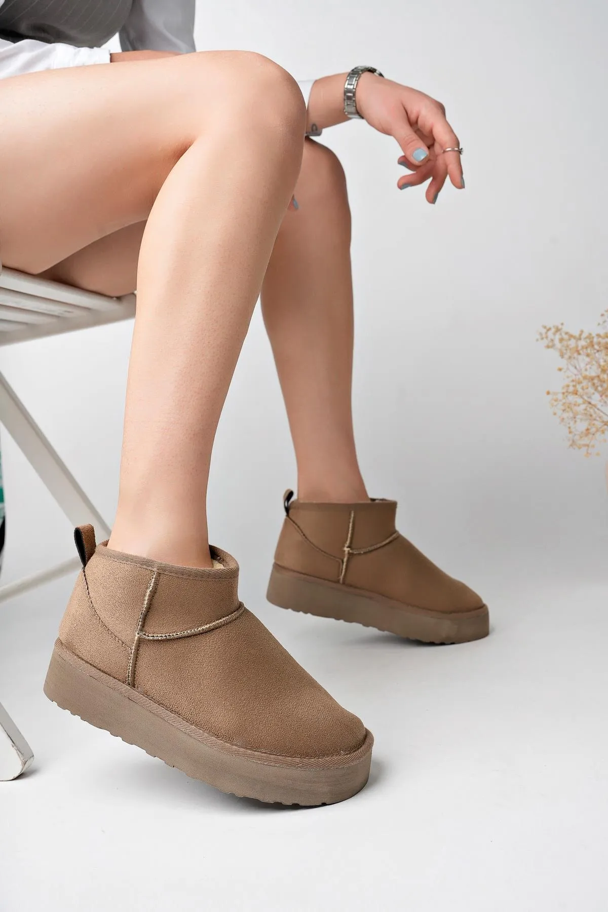MUGGO  Hug Guaranteed Damen-Stiefeletten mit dicker Sohle und haarigem Mini-Stil