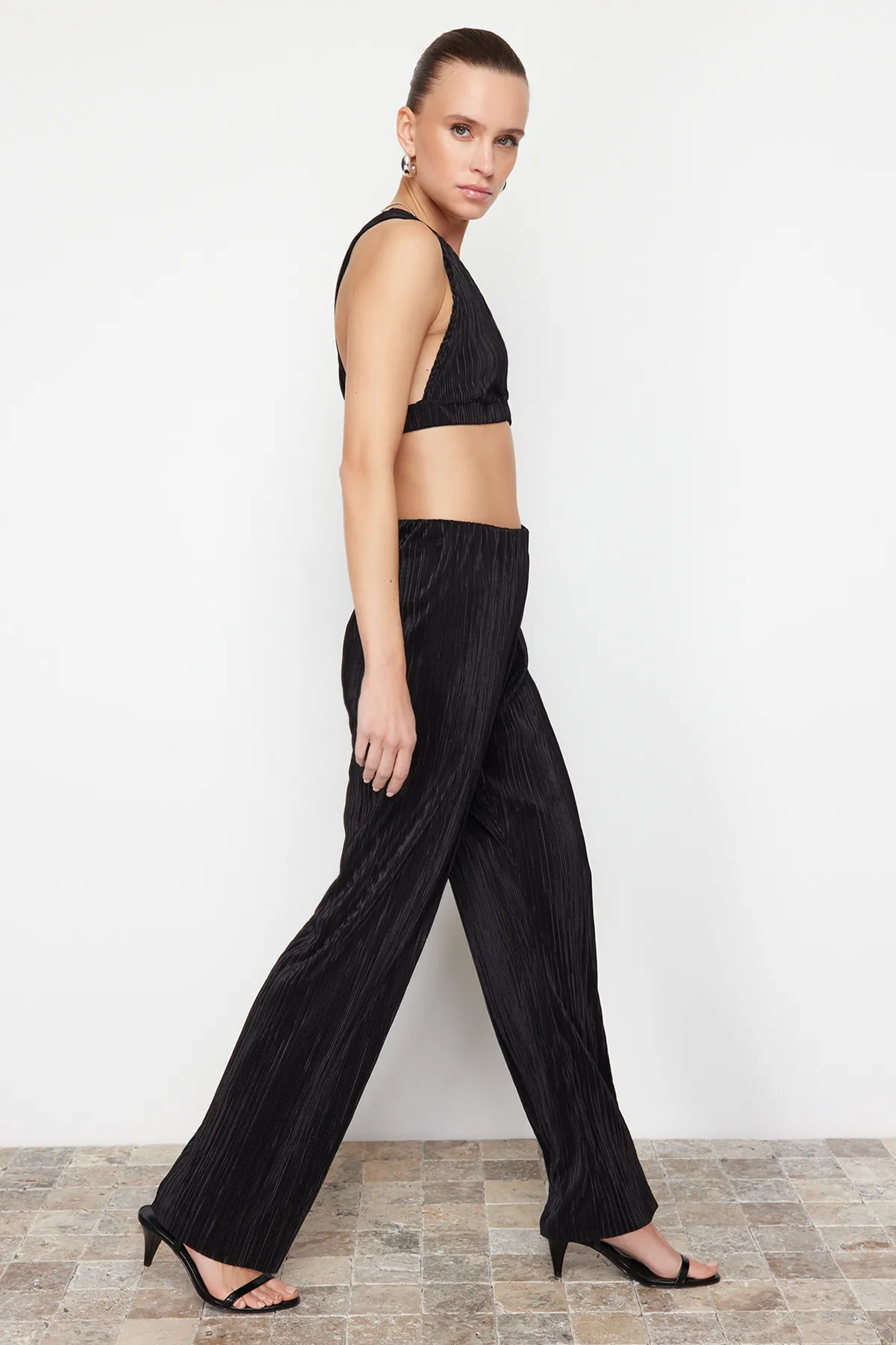 Trendyol Collection  Schwarze Stretch-Strickhose mit Bügelfaltenfutter TWOSS24PL00033