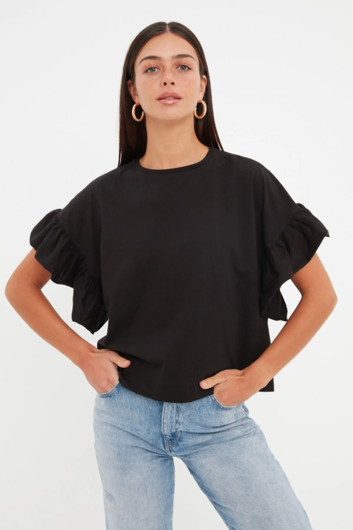 Trendyol Collection  Schwarzes Basic-Strick-T-Shirt mit Rundhalsausschnitt aus 100 % Baumwolle mit Rüschen und Details TWOSS22TS2429