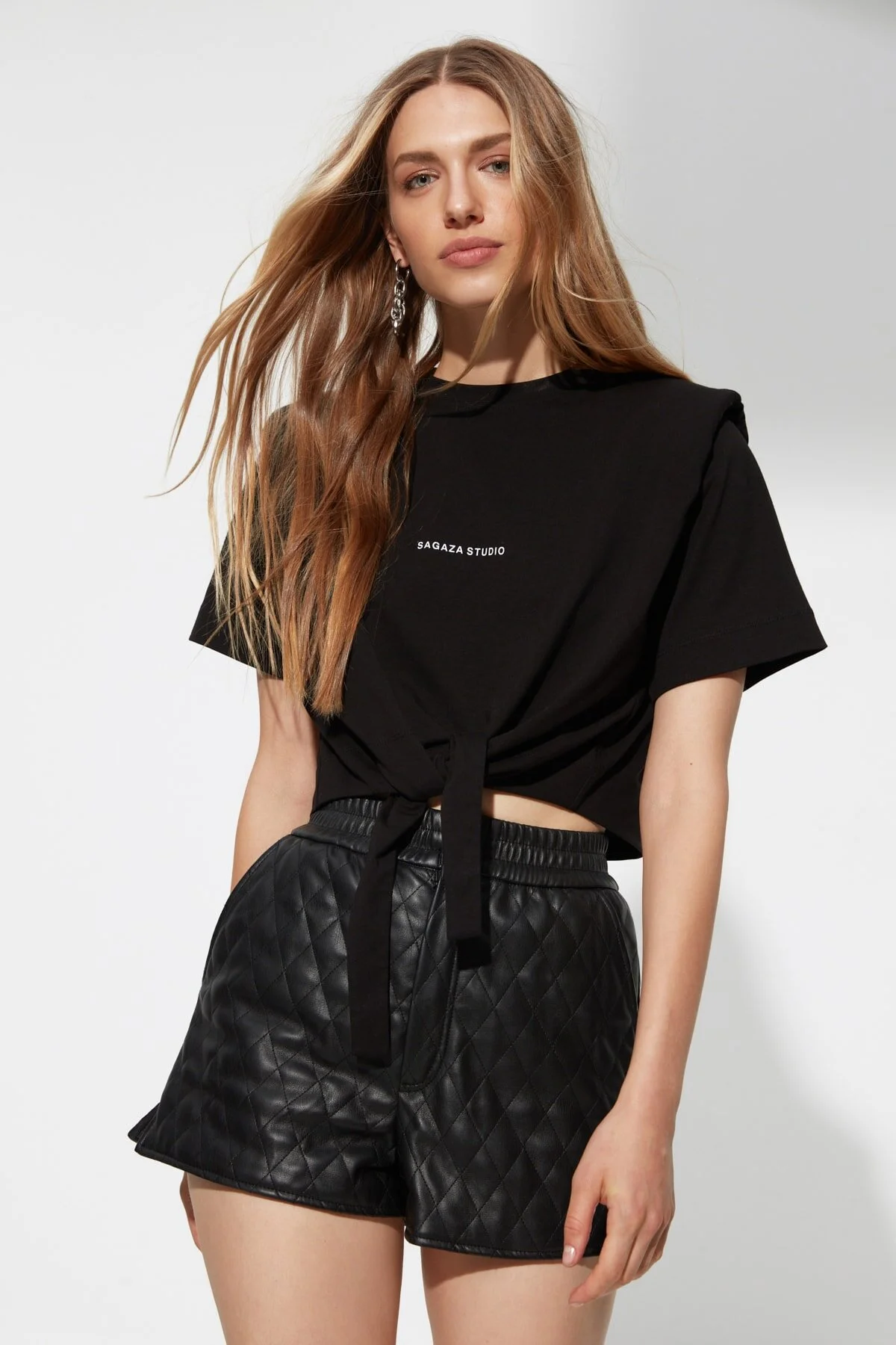 Trendyol Collection  X Sagaza Studio Schwarzes Strick-T-Shirt mit Slogan TPRAW22TS0214