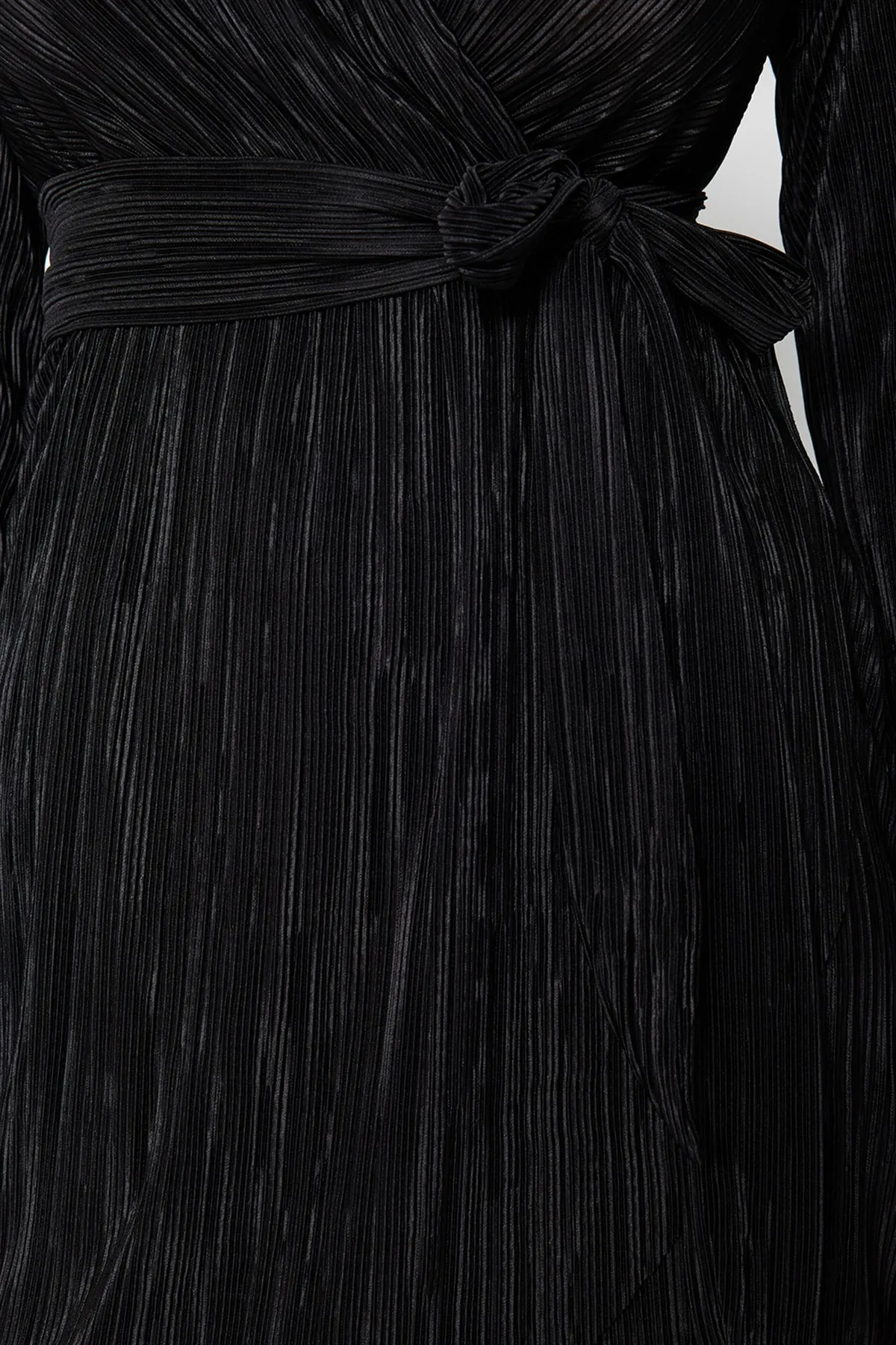 Trendyol Collection  Schwarzes elegantes Abendkleid mit Gürtel und Taillenöffnung/Skater-Strick, gefüttert und plissiert TPRAW24EL00108