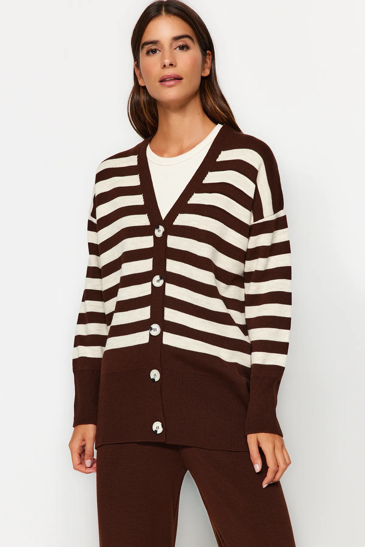 Trendyol Modest  Dunkelbraunes Jacquard-Strickjacke-Set mit Knopfleiste, gestreifter Hose und Oberteil sowie Unterteil TCTAW24US00054
