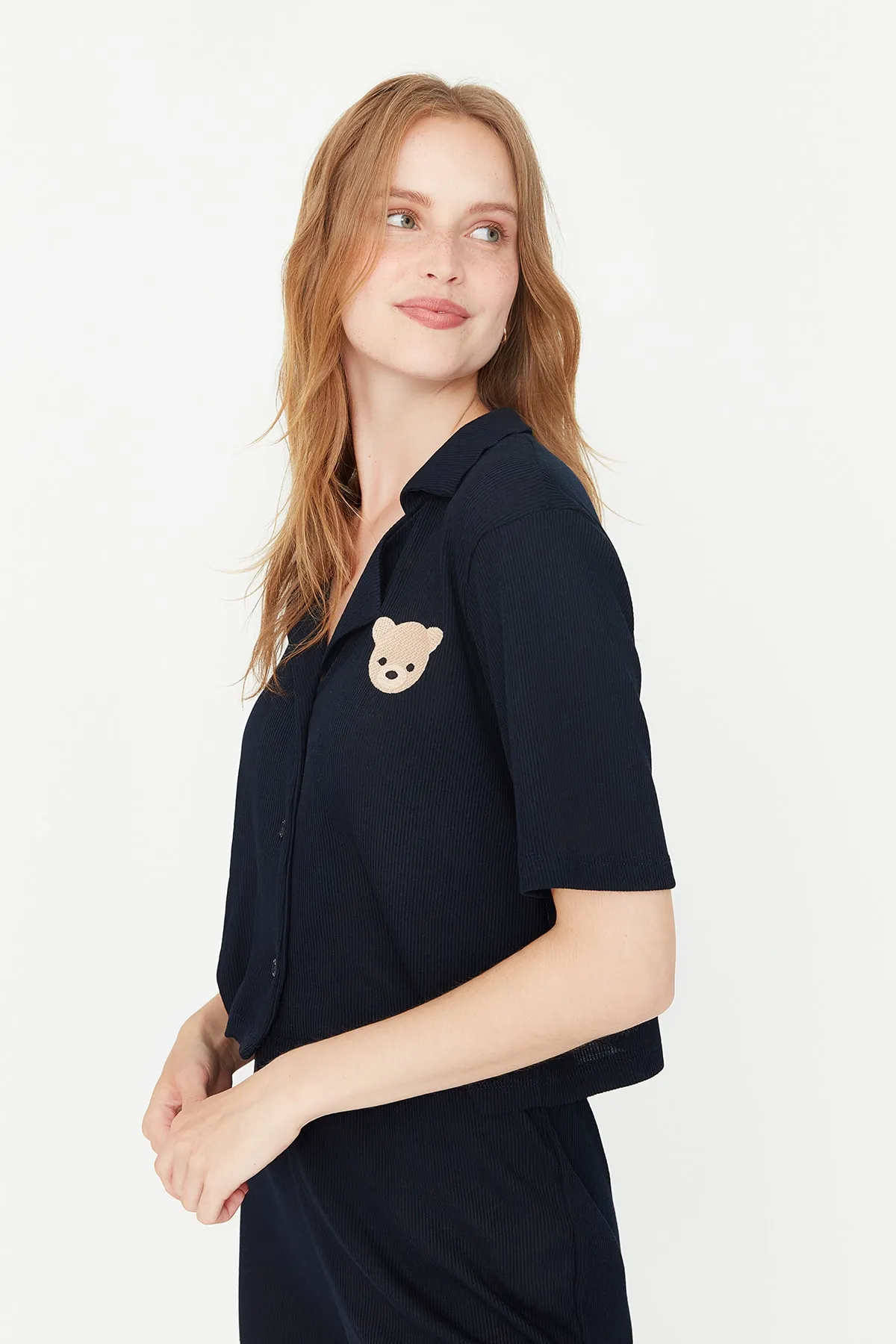 Trendyol Collection  Marineblaues Pyjama-Set aus geripptem Hemd und Hose mit Teddybär-Stickerei THMSS21PT0168