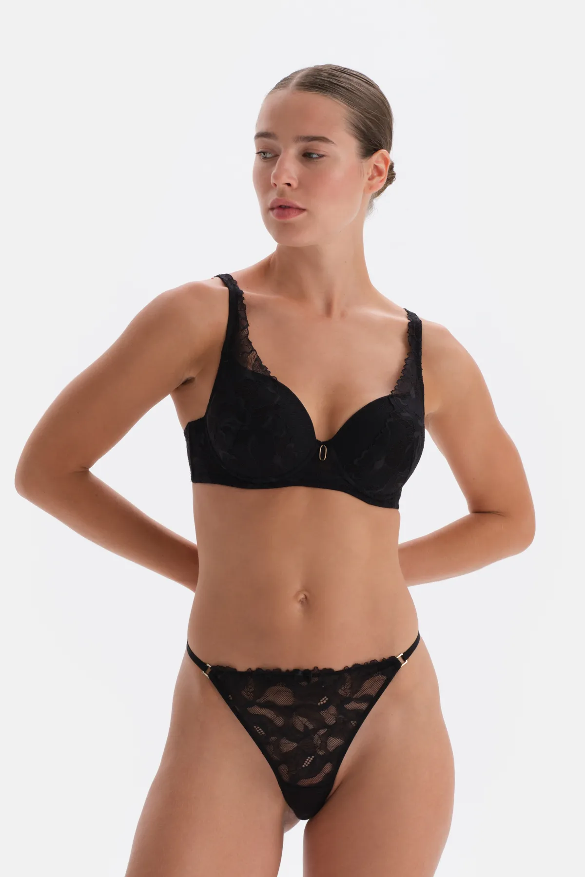 Dagi  Schwarzer Tanga mit Spitze und Accessoires