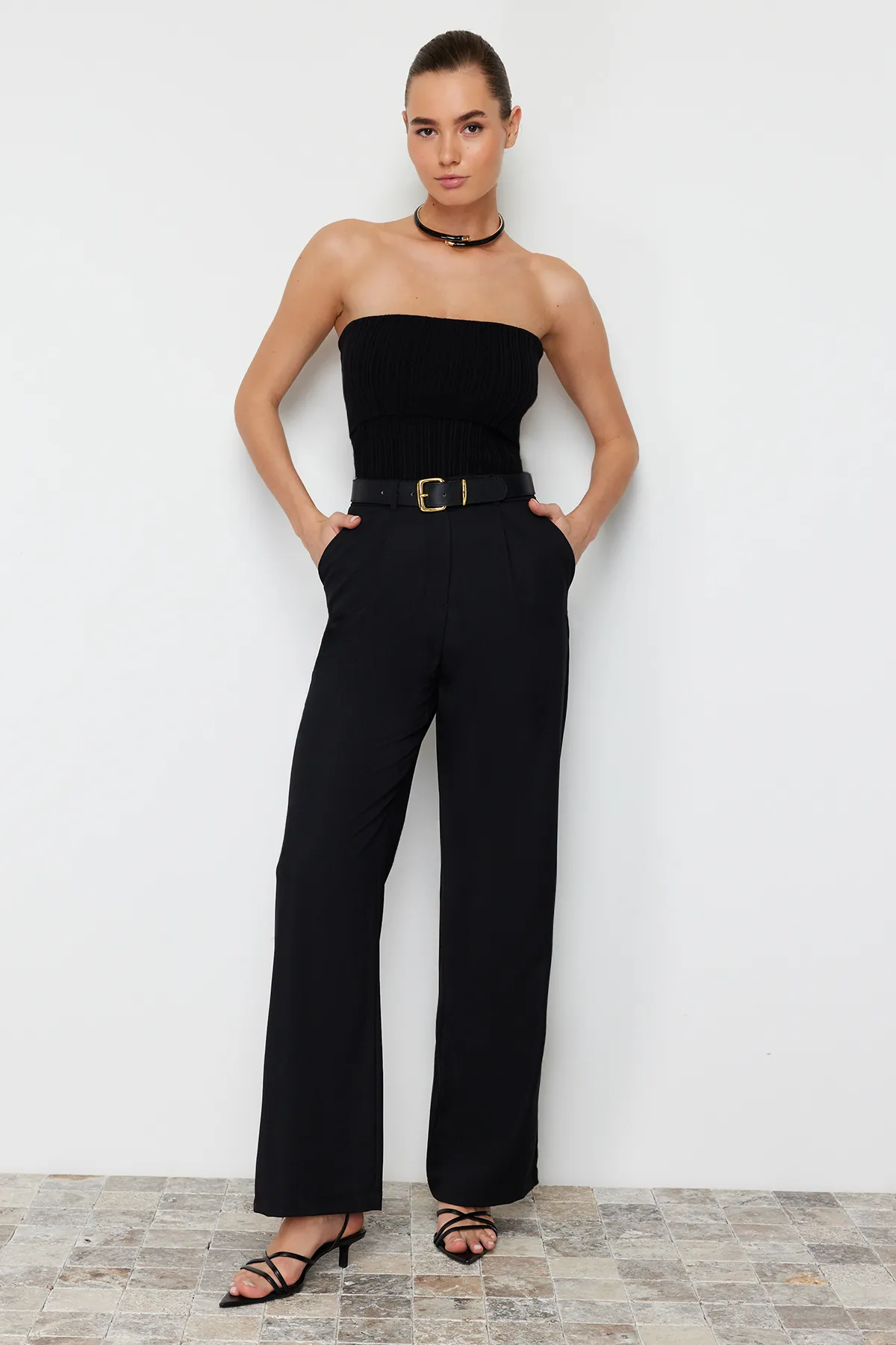 Trendyol Collection  Schwarze Hose mit weitem Bein/weitem Bein aus Webstoff TWOSS24PL00084