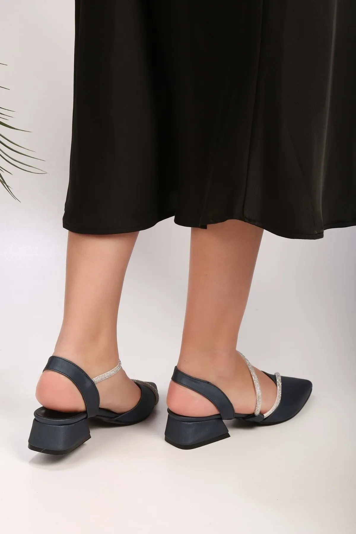 Shoeberry  Damen-Schuhe „Tue“ aus marineblauem Satin mit Steinabsatz
