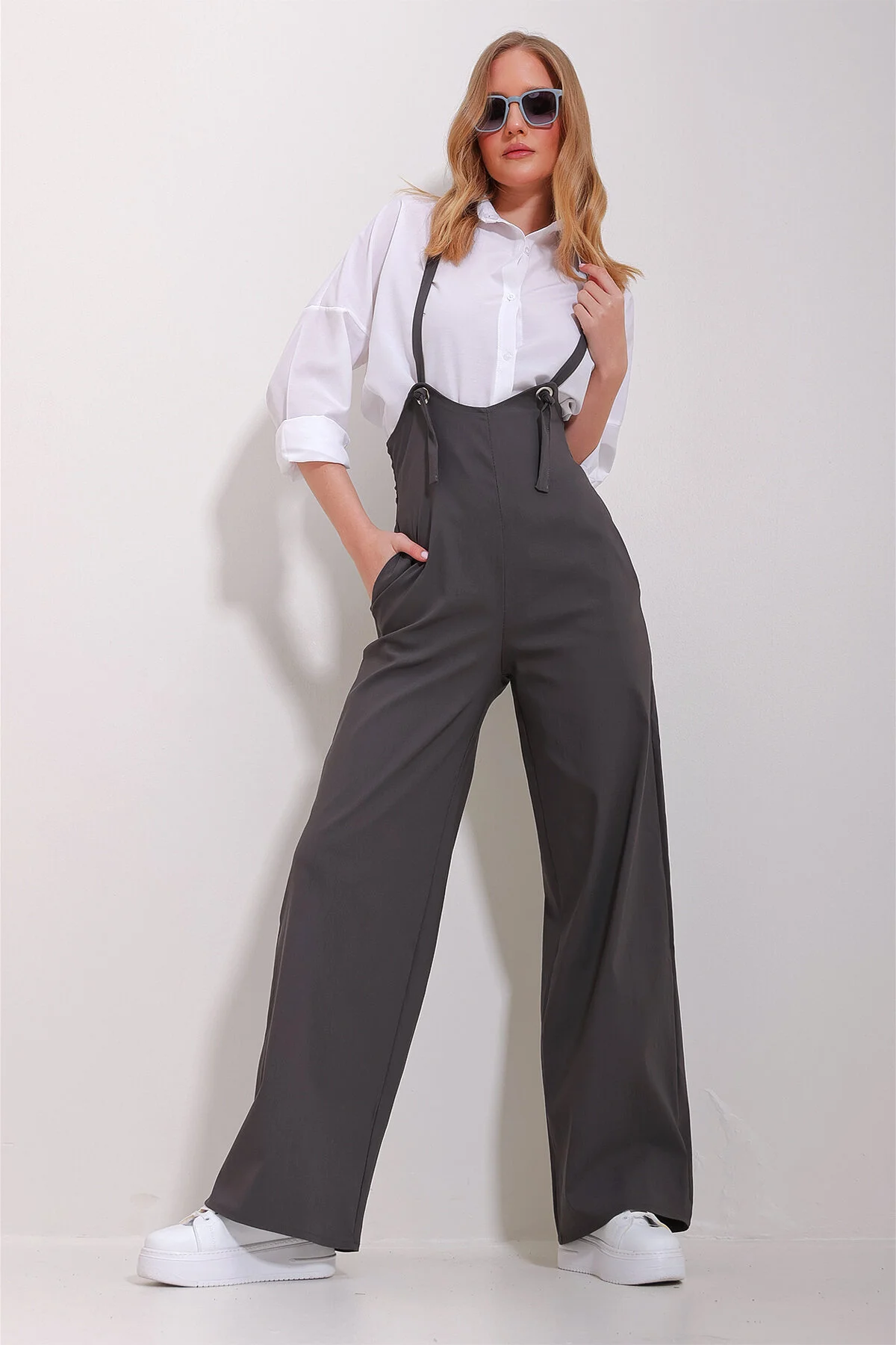 Trend Alaçatı Stili  Anthrazitfarbener Lycra-Overall mit zwei Taschen und Riemchen für Damen ALC-X11539