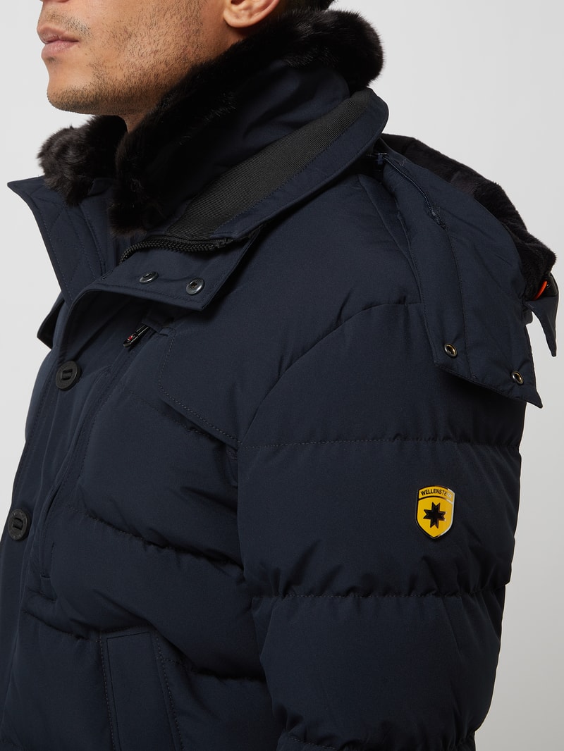 Steppjacke mit Label-Patch in marineblau