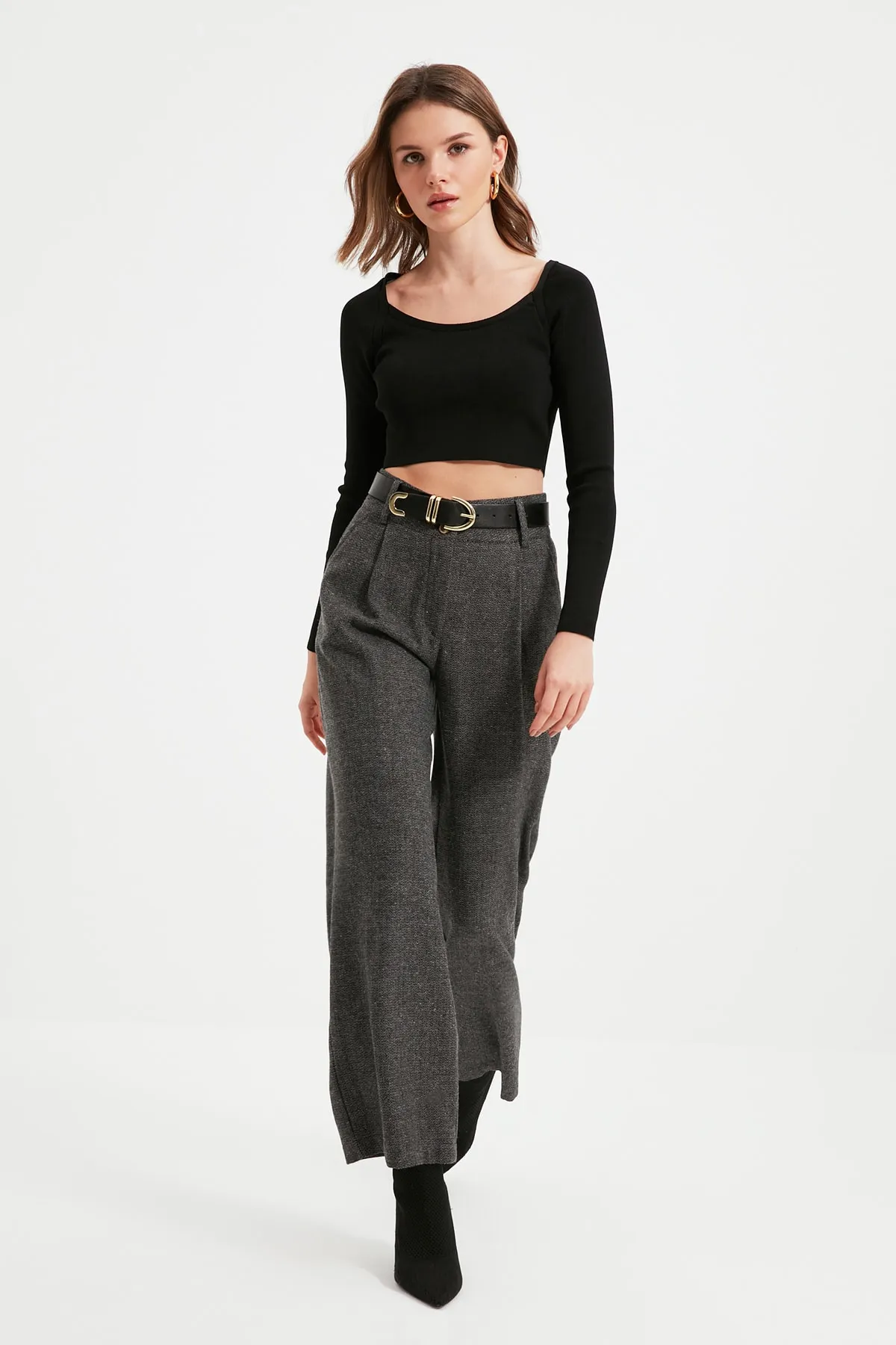 Trendyol Collection  Anthrazitfarbene gewebte Hose mit weitem Bein und weitem Bein in Petite-Größe TWOAW22PL0295
