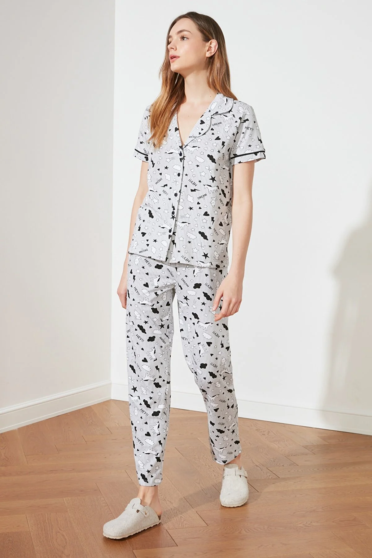 Trendyol Collection  Mehrfarbiges Strick-Pyjama-Set aus 100 % Baumwolle mit Paspelierung und grafischem Muster aus Hemd und Hose THMSS19IP0037