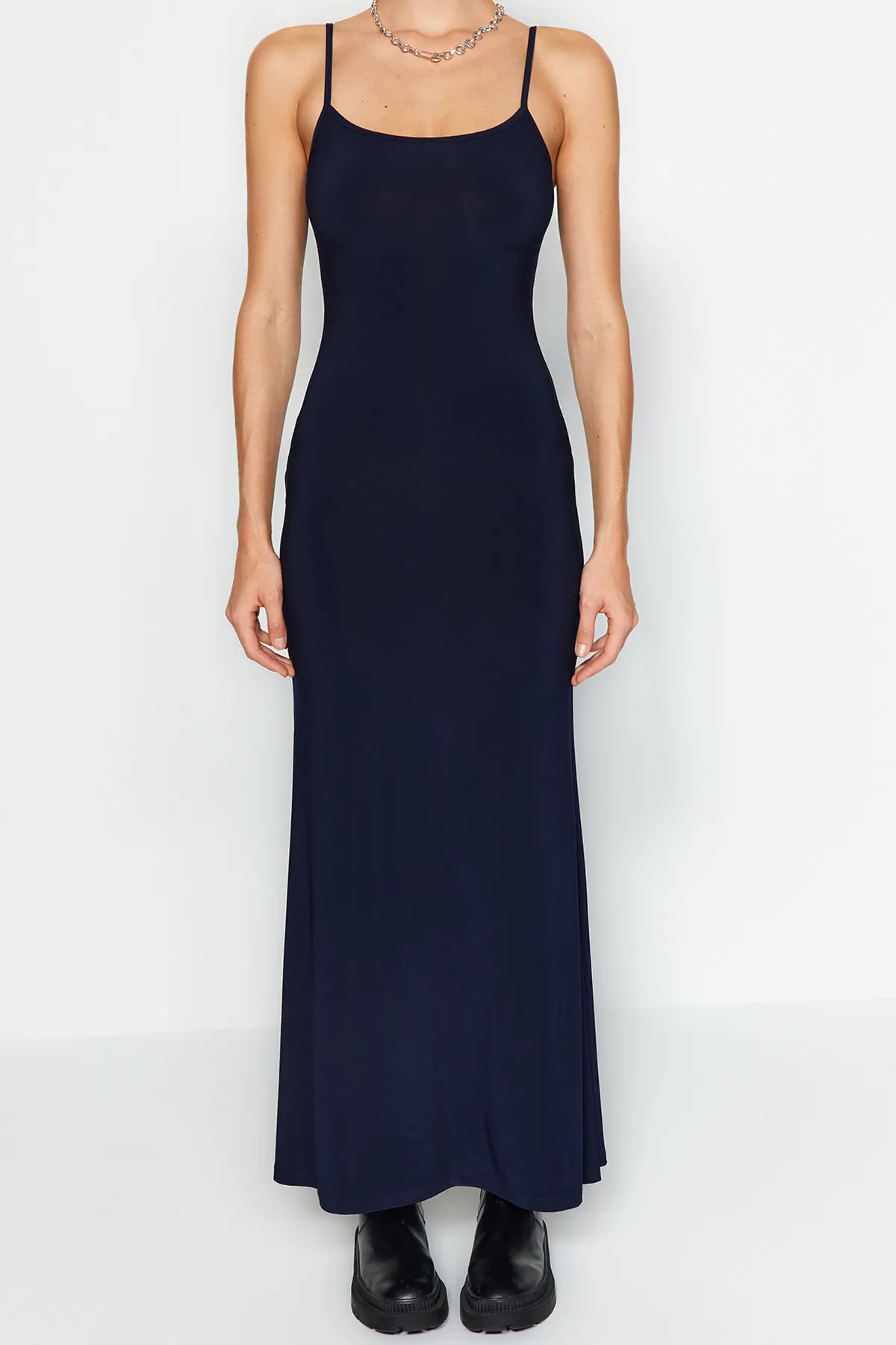 Trendyol Collection  Marineblaues tailliertes/tailliertes, dehnbares Maxi-Bleistiftkleid aus Strick mit Trägern TWOSS23EL02435