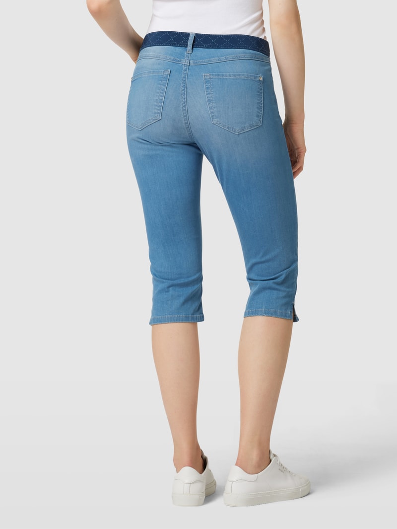 Caprijeans mit Eingrifftaschen in hellblau