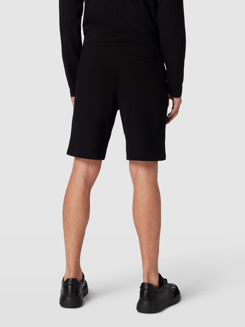 Shorts mit elastischem Bund in schwarz