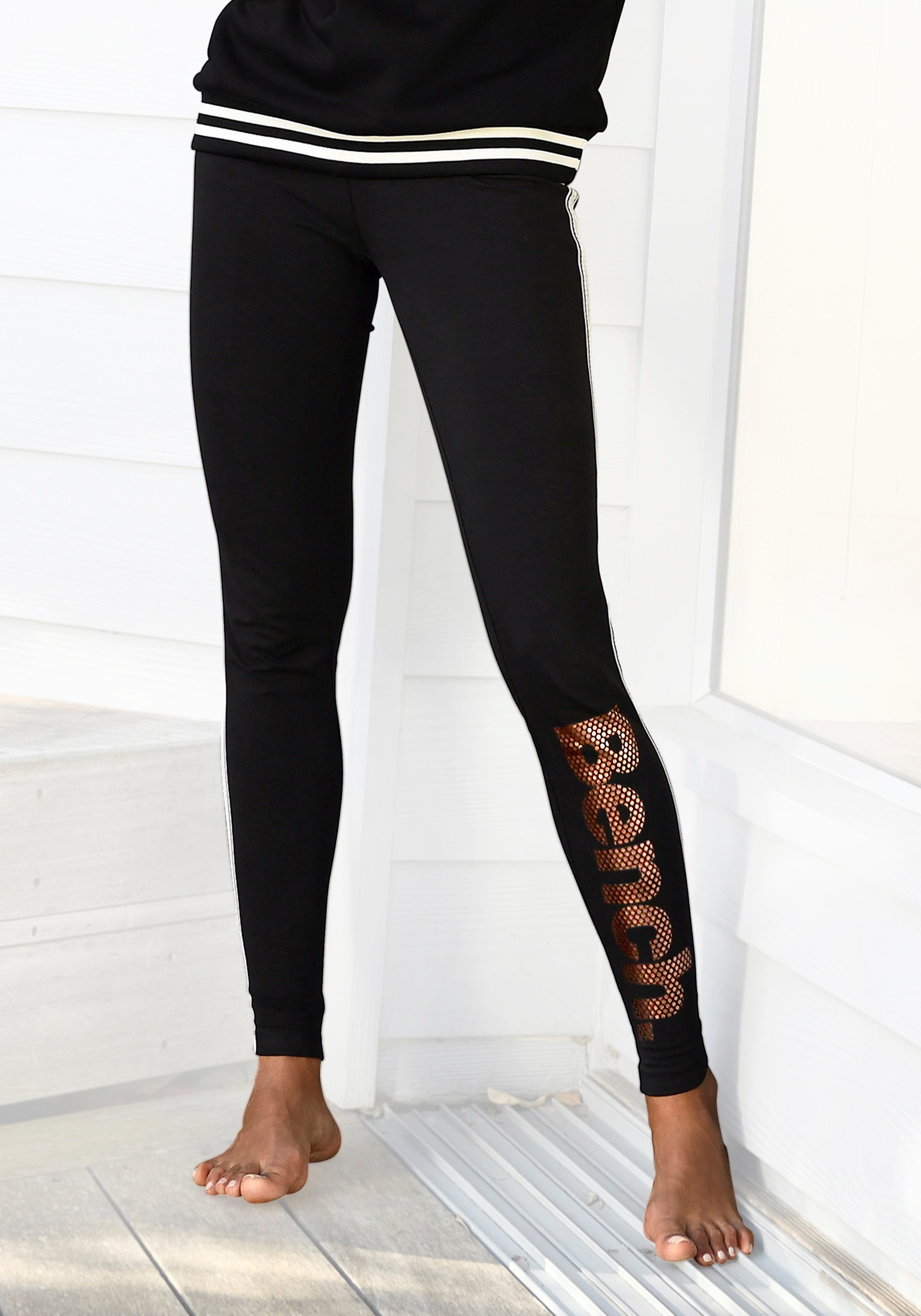 Bench. Leggings mit Logodruck in Metalloptik