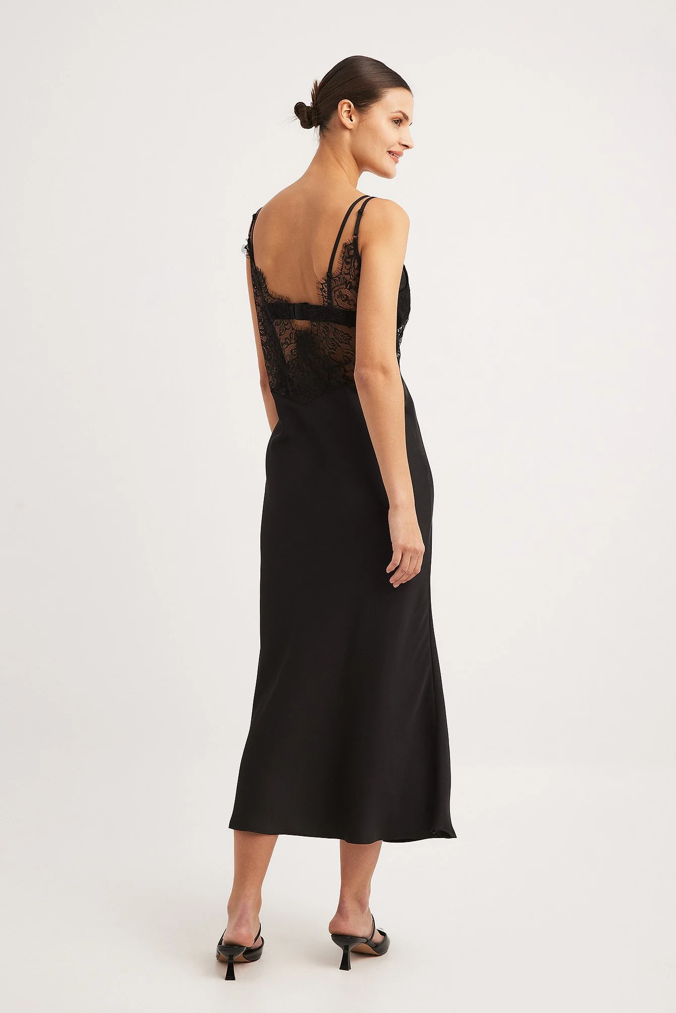 Midikleid aus Satin mit Spitzeneinsatz