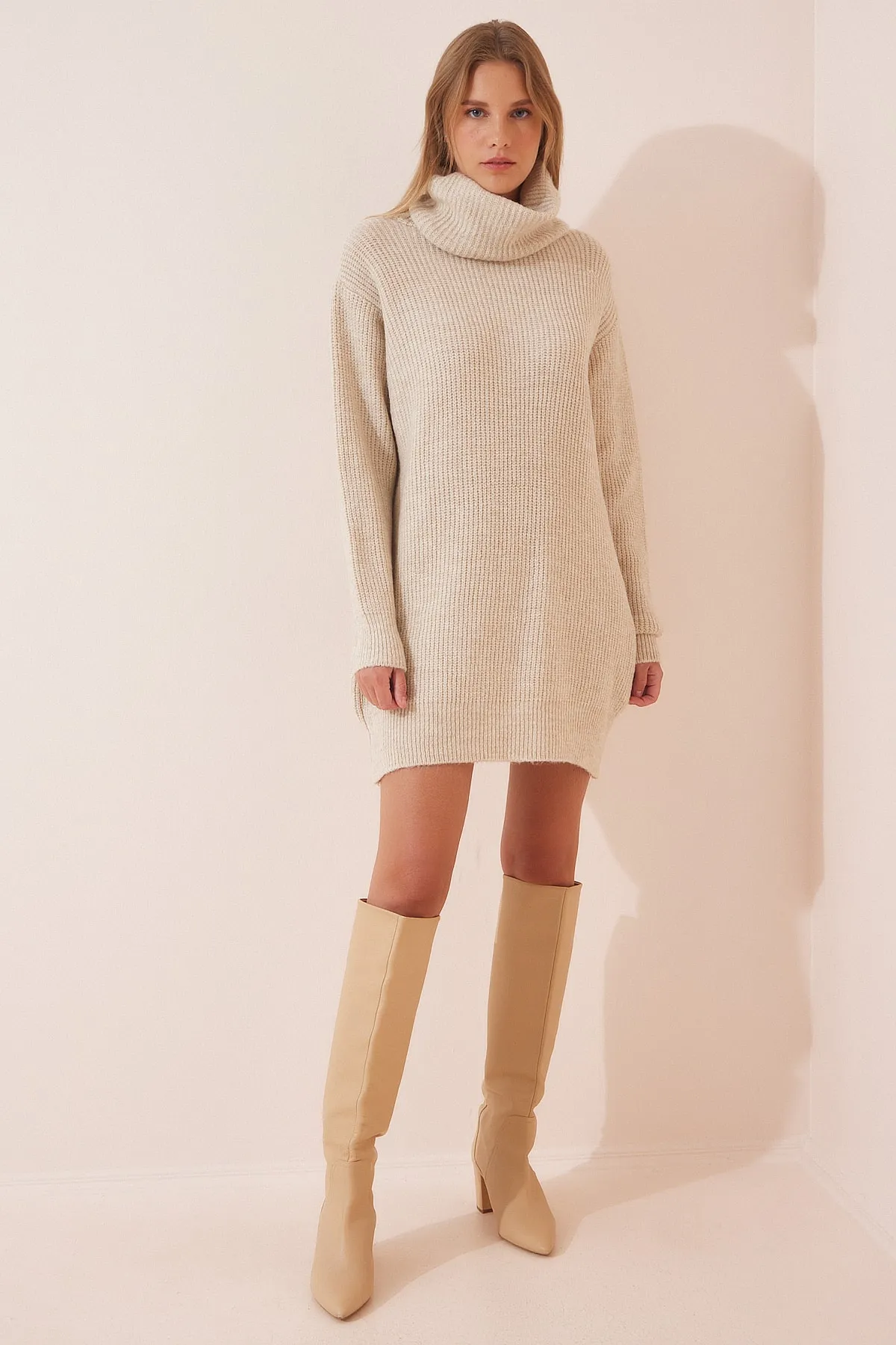 Happiness İstanbul  Steinfarbenes Mini-Strickkleid mit Rollkragen für Damen ER00038