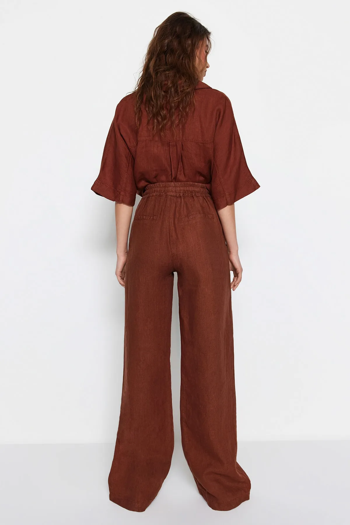 Trendyol Collection  Braune Hose mit weitem Bein und hoher Taille aus 100 % Leinen mit elastischem Bund TWOSS23JE00293