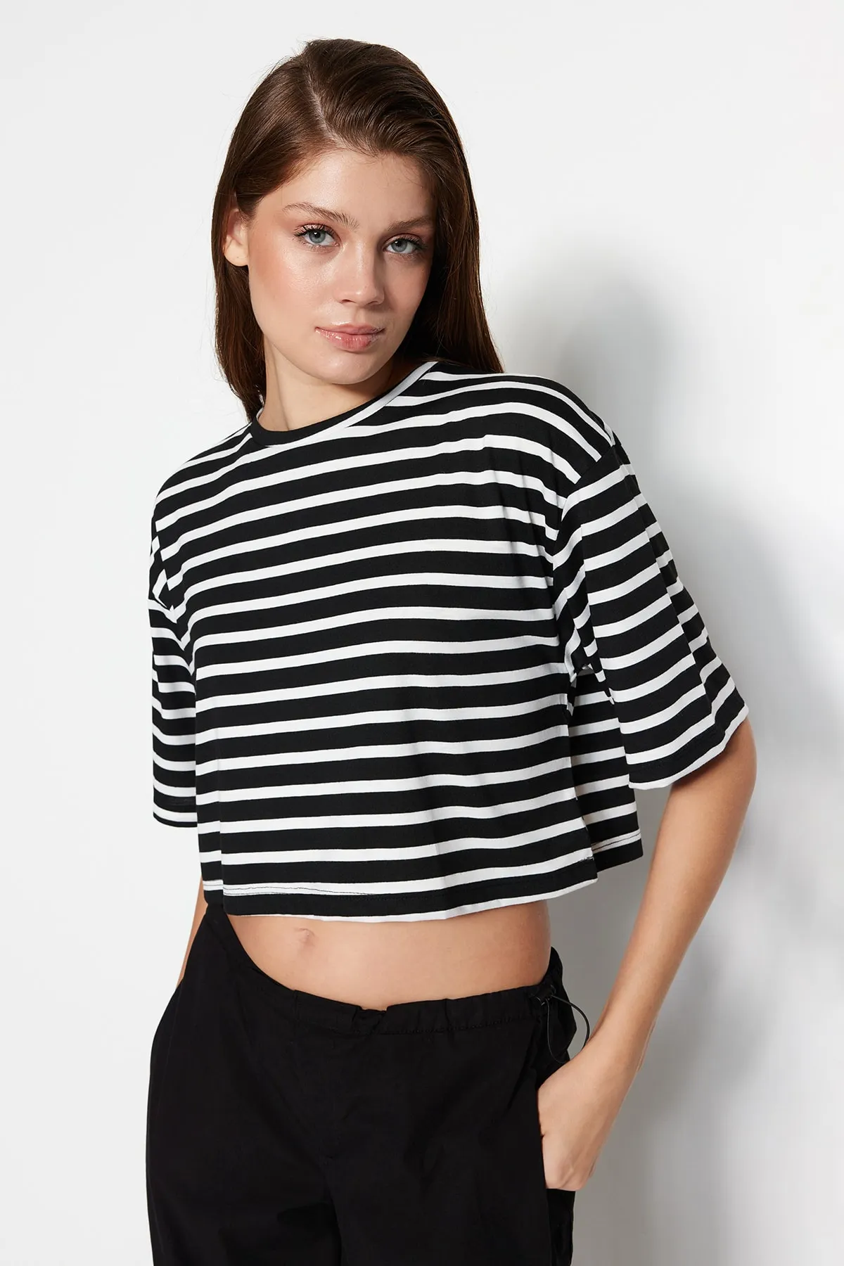 Trendyol Collection  Schwarz gestreiftes, entspanntes/weites, entspannt geschnittenes, kurzes Strick-T-Shirt mit Rundhalsausschnitt TWOSS23TS00136