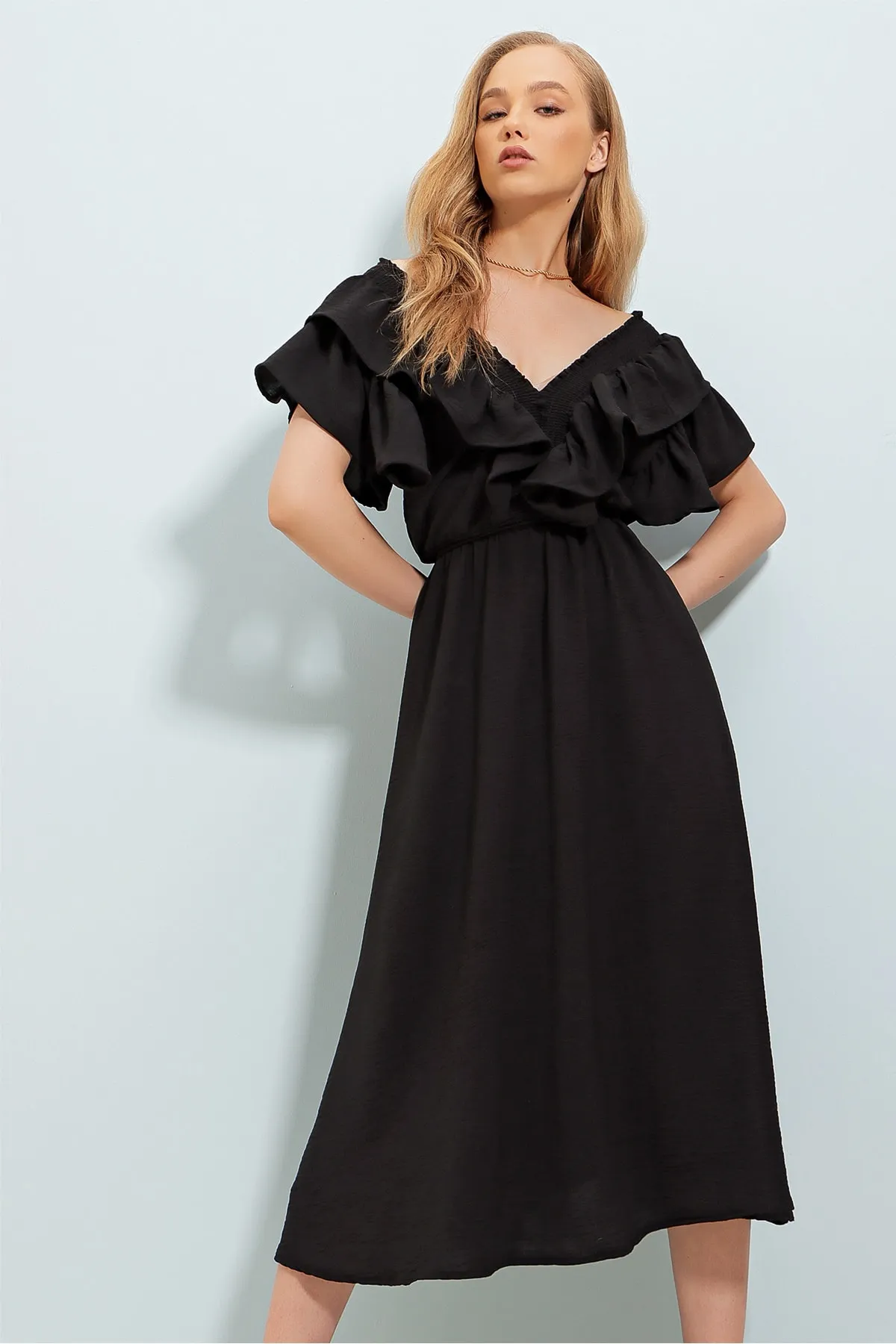 Trend Alaçatı Stili  Schwarzes, mittellanges Webkleid für Damen mit ausgestelltem Kragen und Taillengürtel ALC-X8559