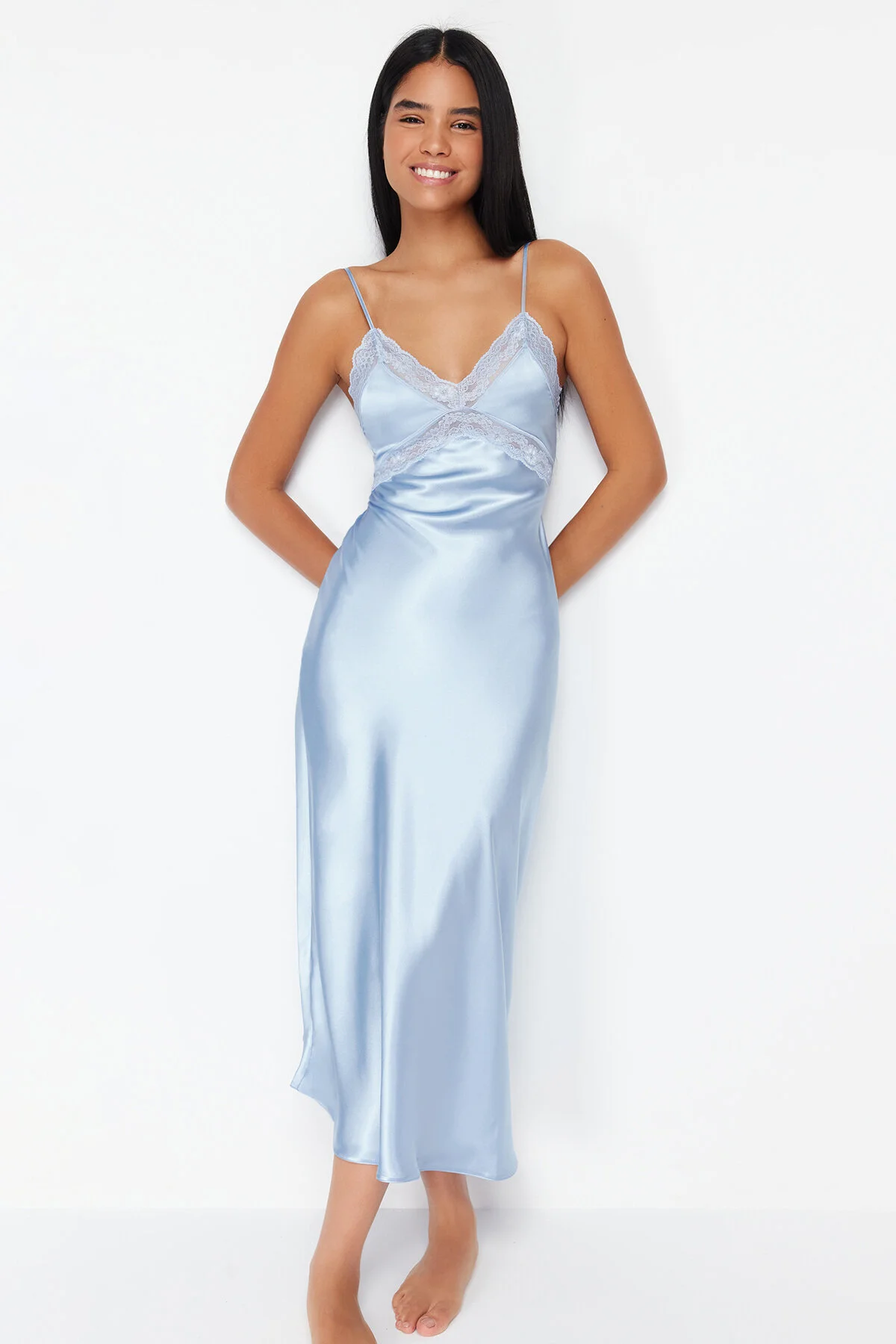 Trendyol Collection  Hellblaues Nachthemd aus gewebtem Satin mit Spitzendetails und Seilträgern THMSS24GC00003