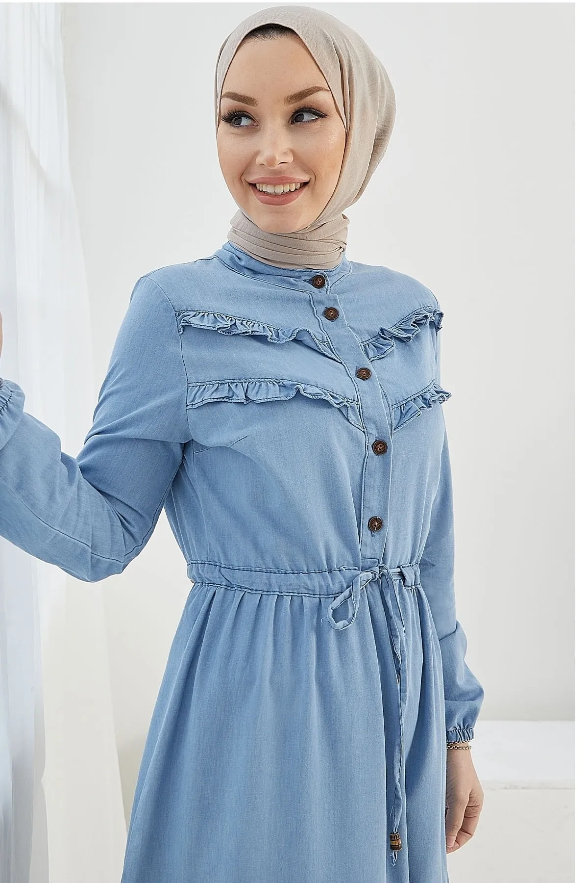 InStyle  Rüschendetailliertes Denim-Hijab-Kleid – Hellblau