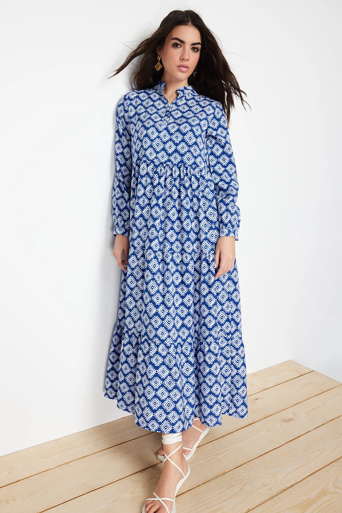 Trendyol Modest  Saks-Gürtelrock, Volant, Blumenmuster, gefüttertes Webkleid TCTSS23EB00111