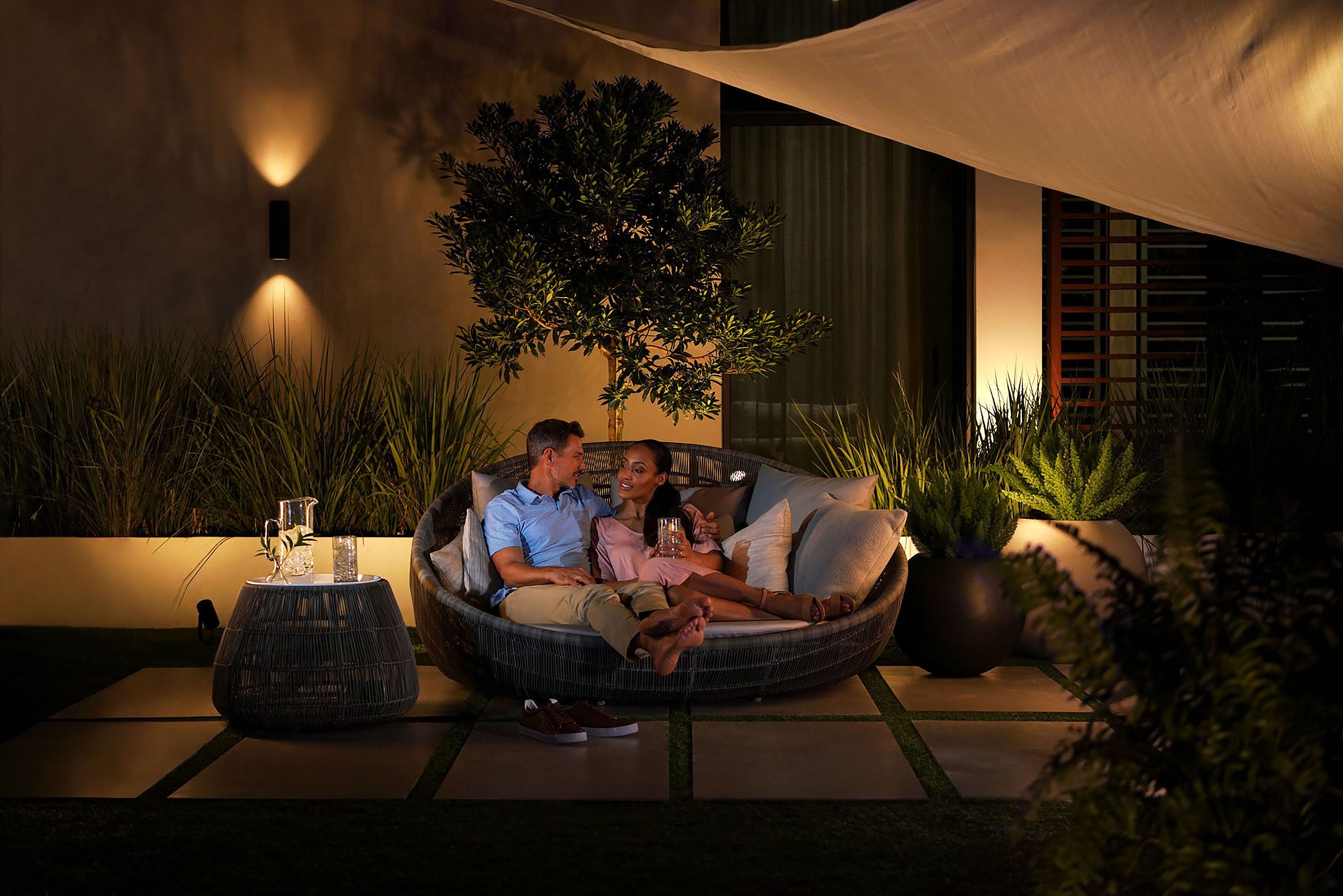 Philips Hue LED Außen-Wandleuchte Appear, Smart Home, LED fest integriert, RGB, best. aus 2 x Philips Hue White & Colour Ambiente Appear Wandleuchte