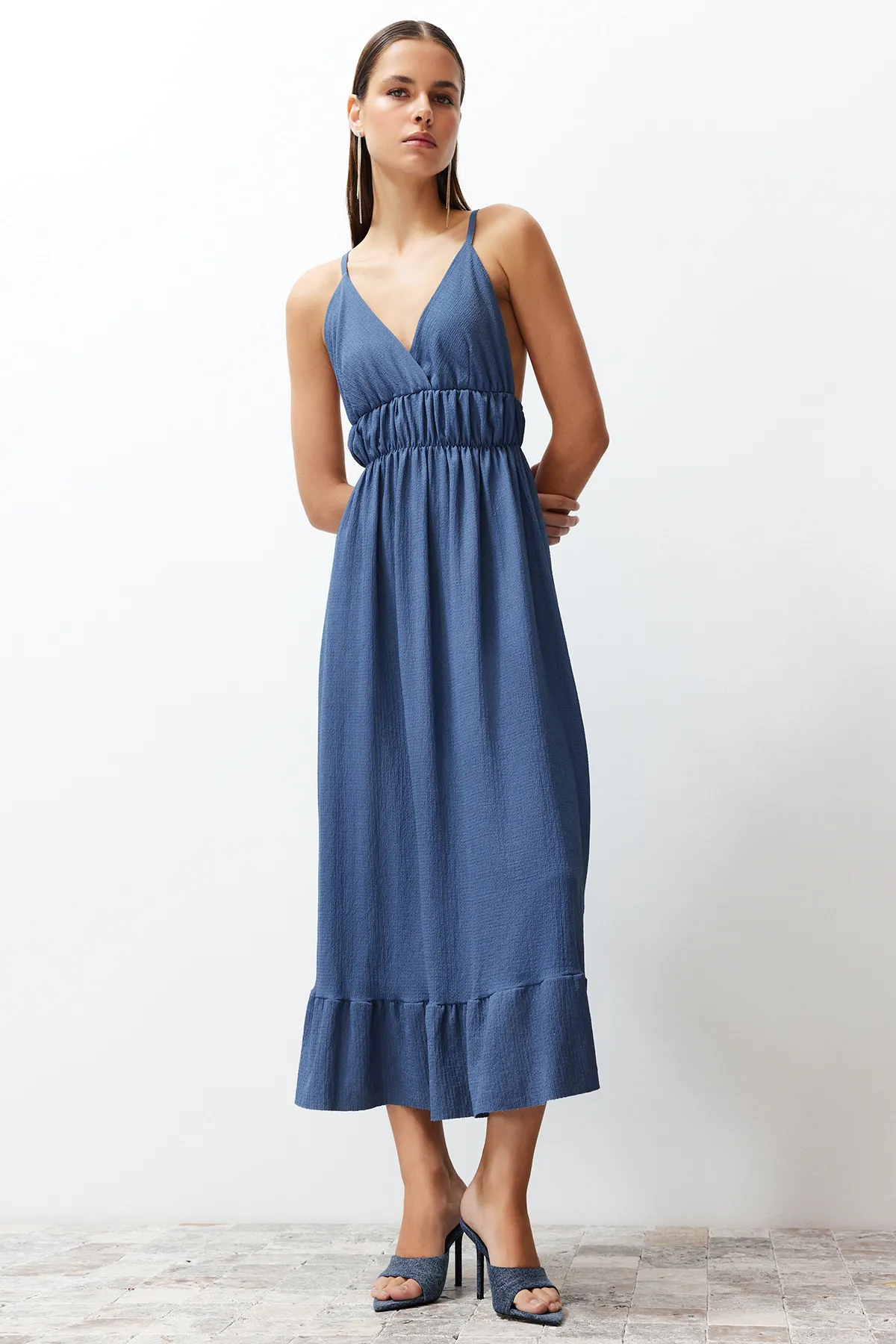Trendyol Collection  Indigo Uni Rock Rüschen V-Ausschnitt Träger Maxi Gerippt Flexibel TWOSS24EL00416