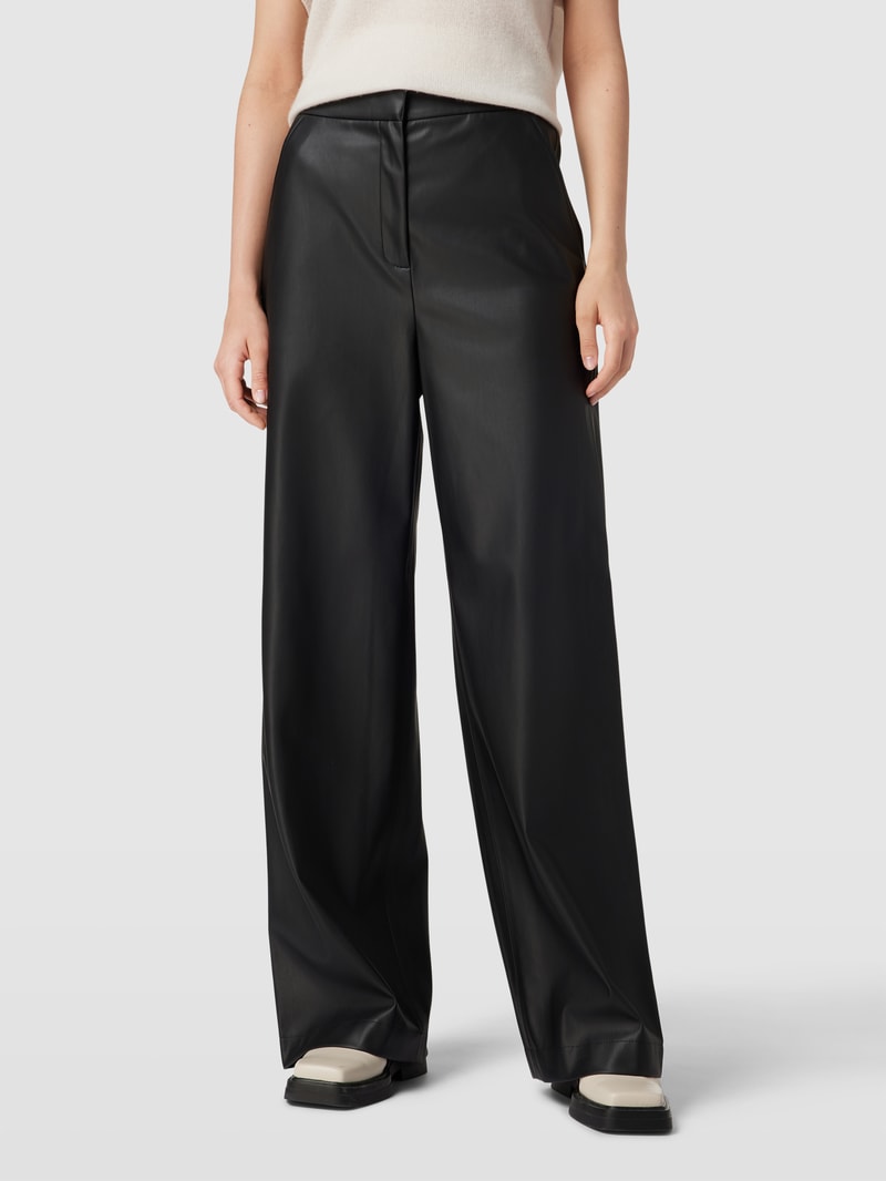 Hose in Leder-Optik mit Label-Detail Modell 'Tokasa' in schwarz