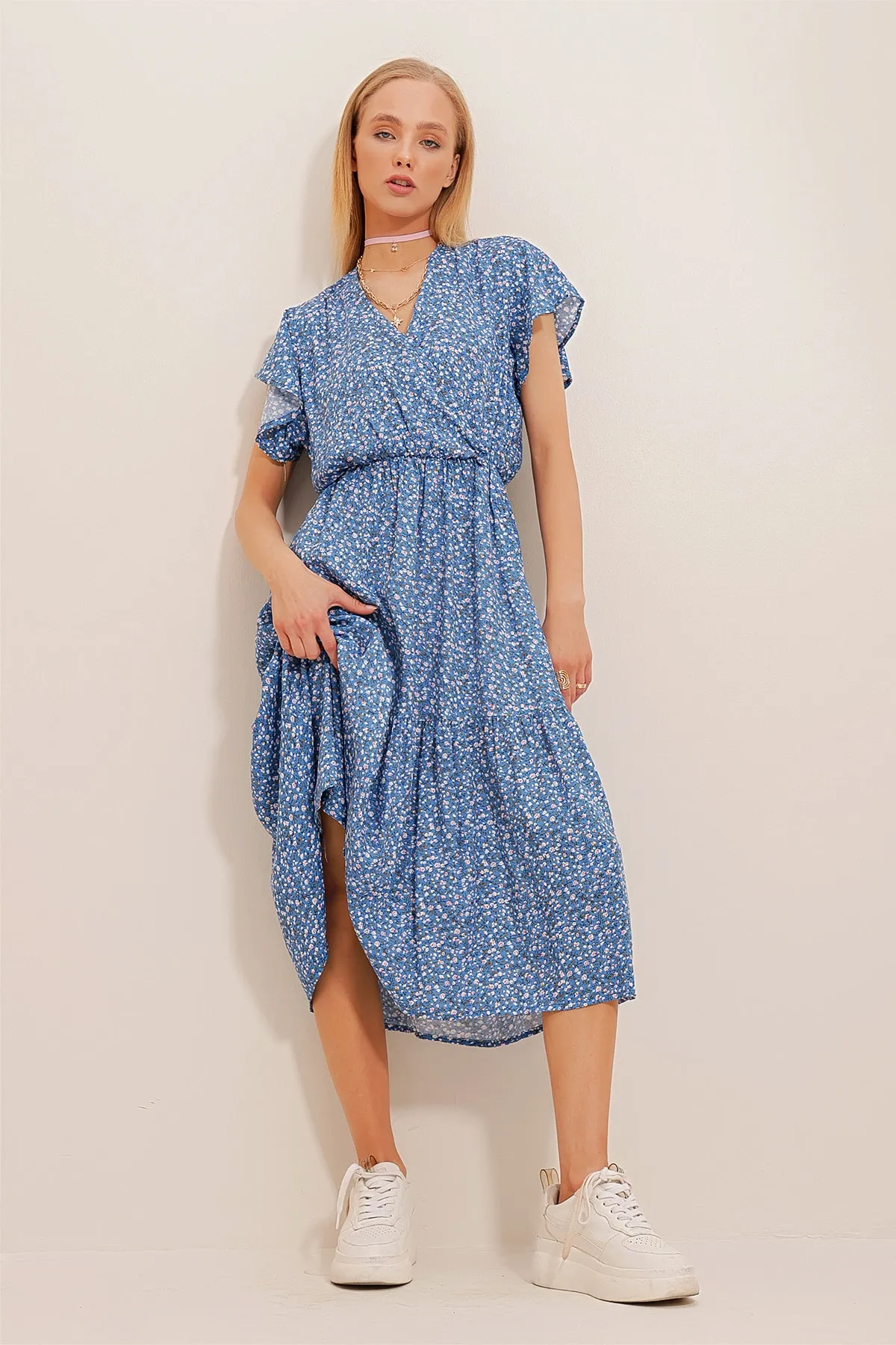 Trend Alaçatı Stili  Himmelblaues, zweireihiges, gewebtes Kleid aus Viskose mit Volantrock und Kragen für Damen ALC-X4373
