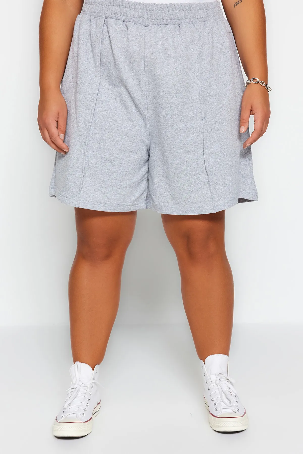 Trendyol Curve  Graue dünne gerippte Strickshorts TBBSS23AP00004