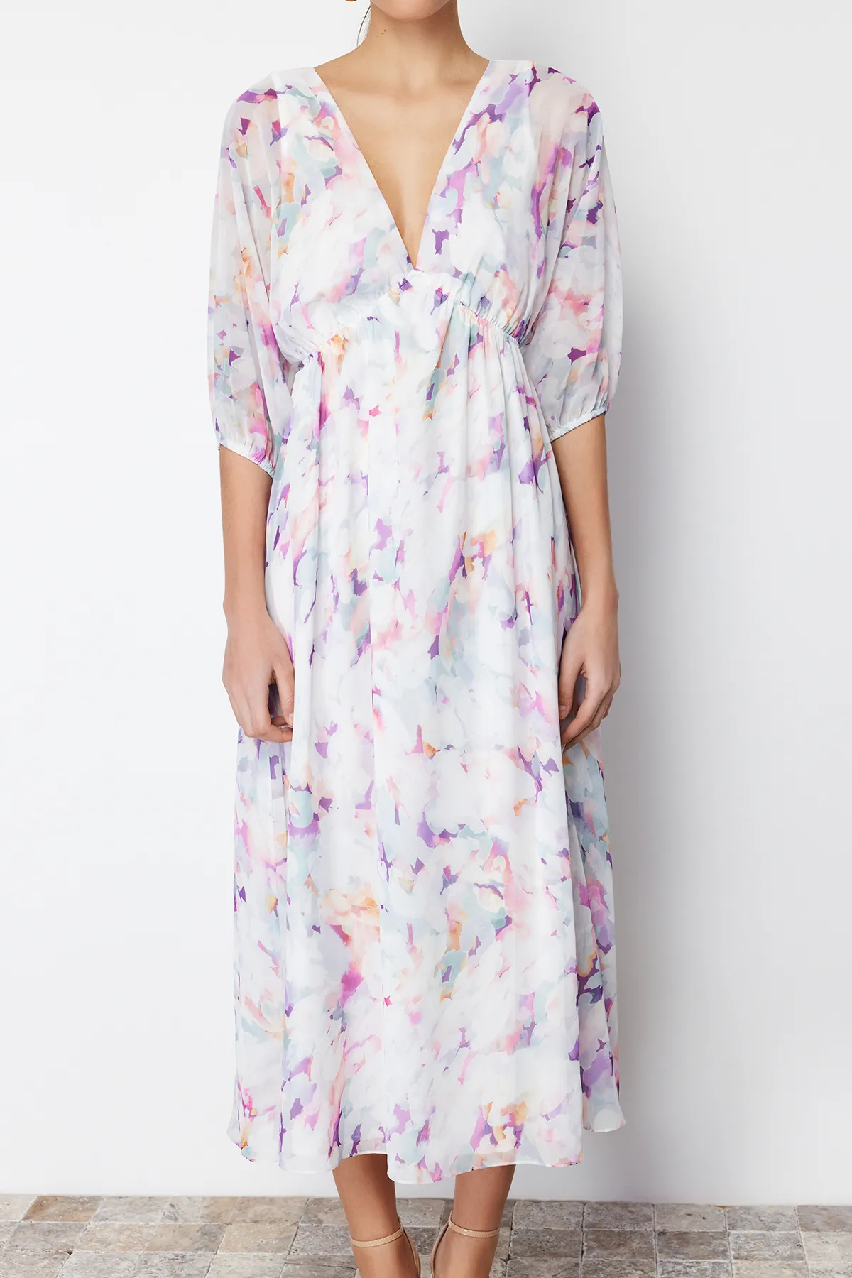 Trendyol Collection  Ecru, abstrakt gemustertes A-Linien-Maxikleid aus Chiffon mit Futter TWOSS24EL00611
