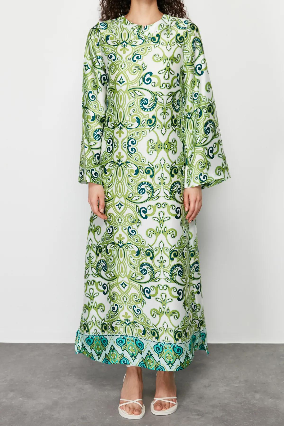 Trendyol Modest  Grünes Abendkleid mit Ethnomuster und Satinoberfläche TCTSS23DB00028