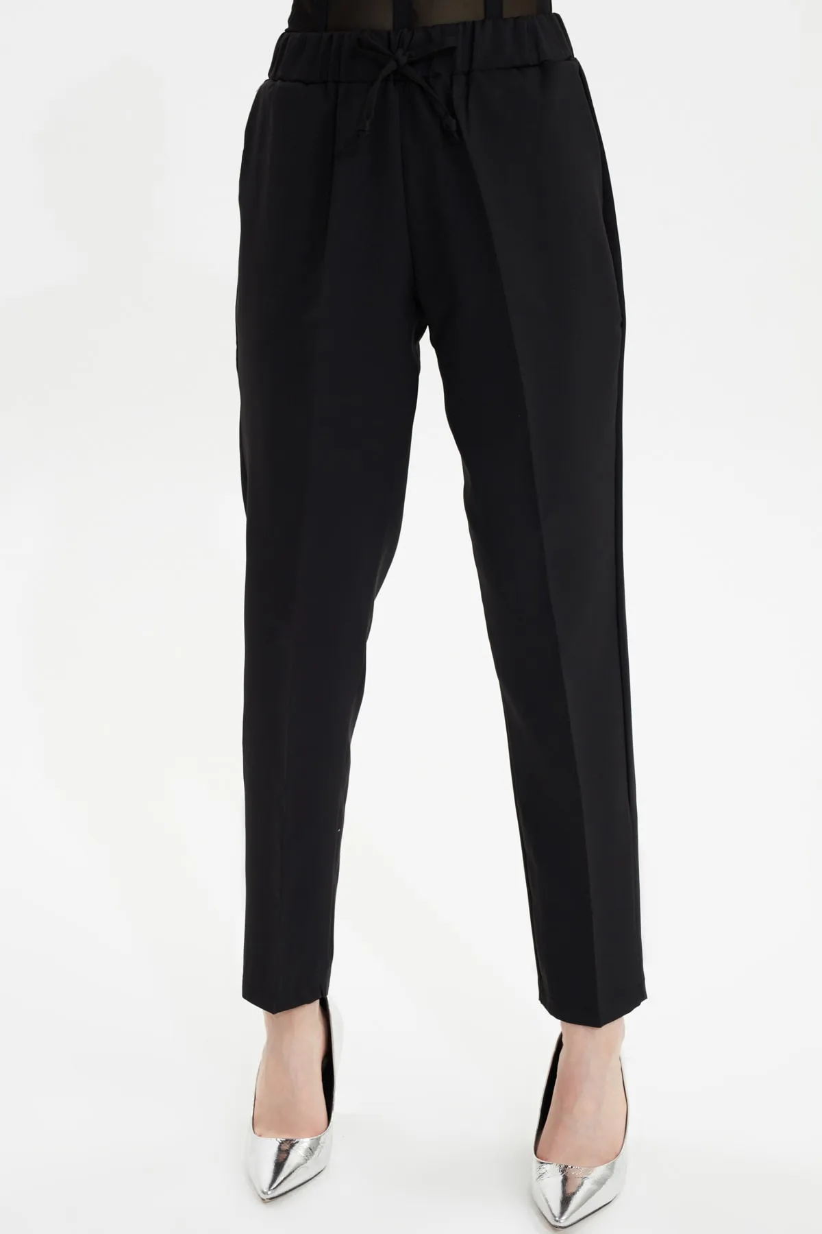 Trendyol Collection  Schwarze, detaillierte Jogger-Webhose mit Krawatte TWOSS19ST0212