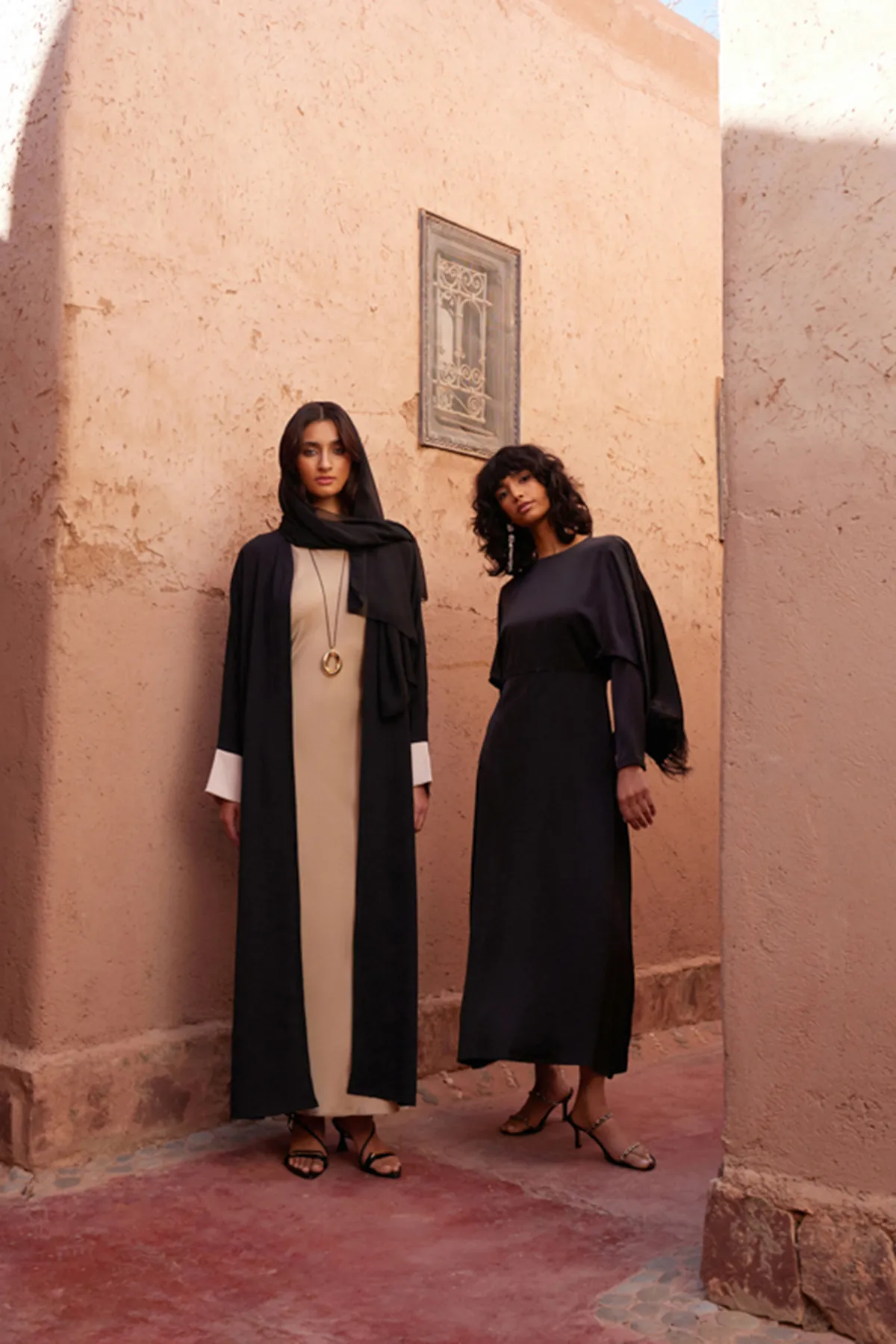 Trendyol Modest  Schwarzes, aus Satin gewebtes Abendkleid mit Manschetten TCTSS24DB00035
